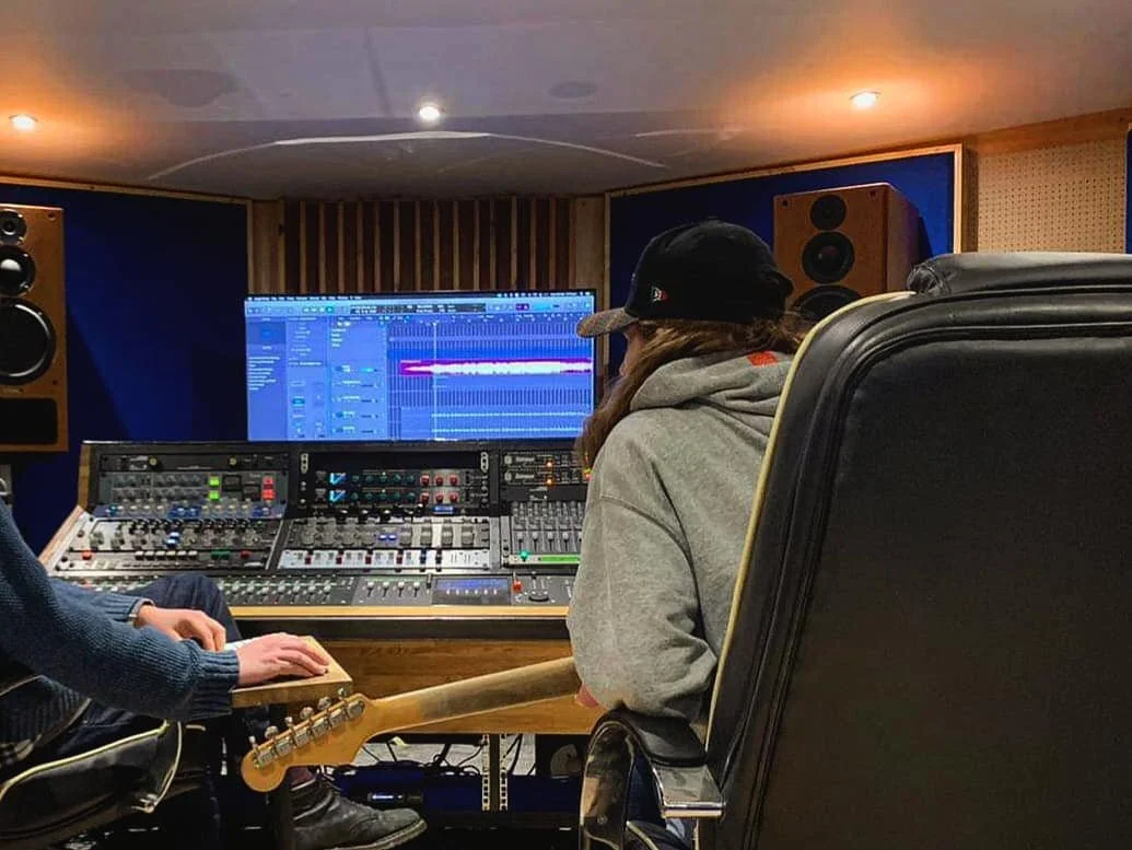 Straight back to it!

Loved having @fwd.cmd up to start tracking there new single. It's great fun to be back working in the studio after all of the updates we've made and it's great to see it come together when making music! 

We're taking bookings t