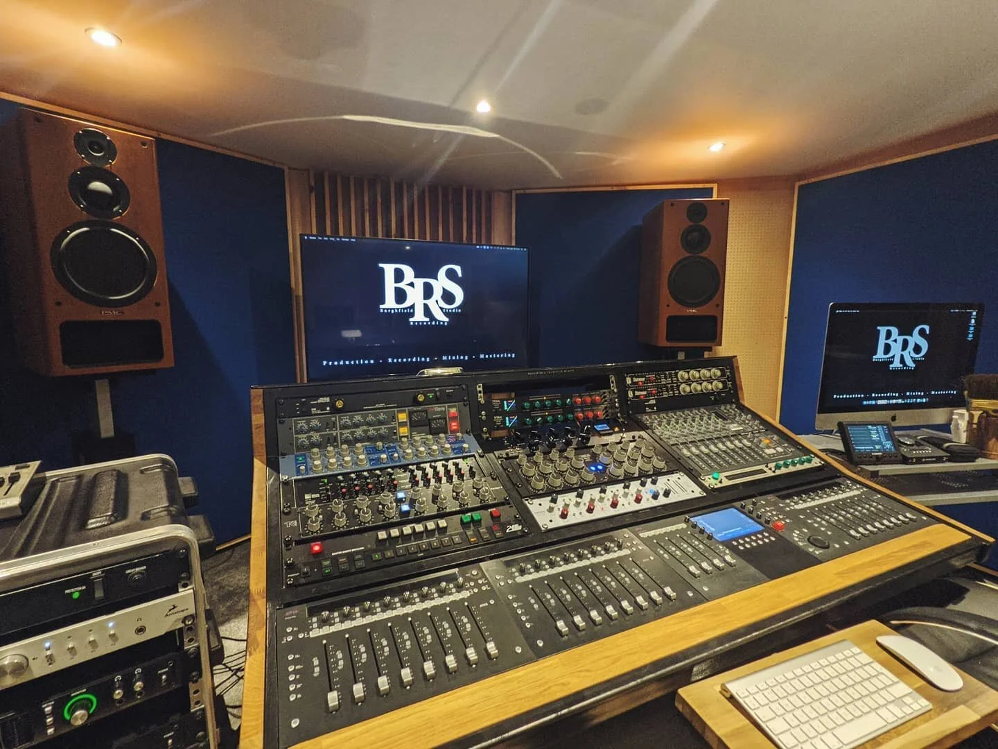 Studio Update! 

After all of the planning and getting the studio moves we're back and ready for action. The room has all come together and we're on to the final tweaks now! 

We're taking bookings now through April so if you have any enquiries pleas