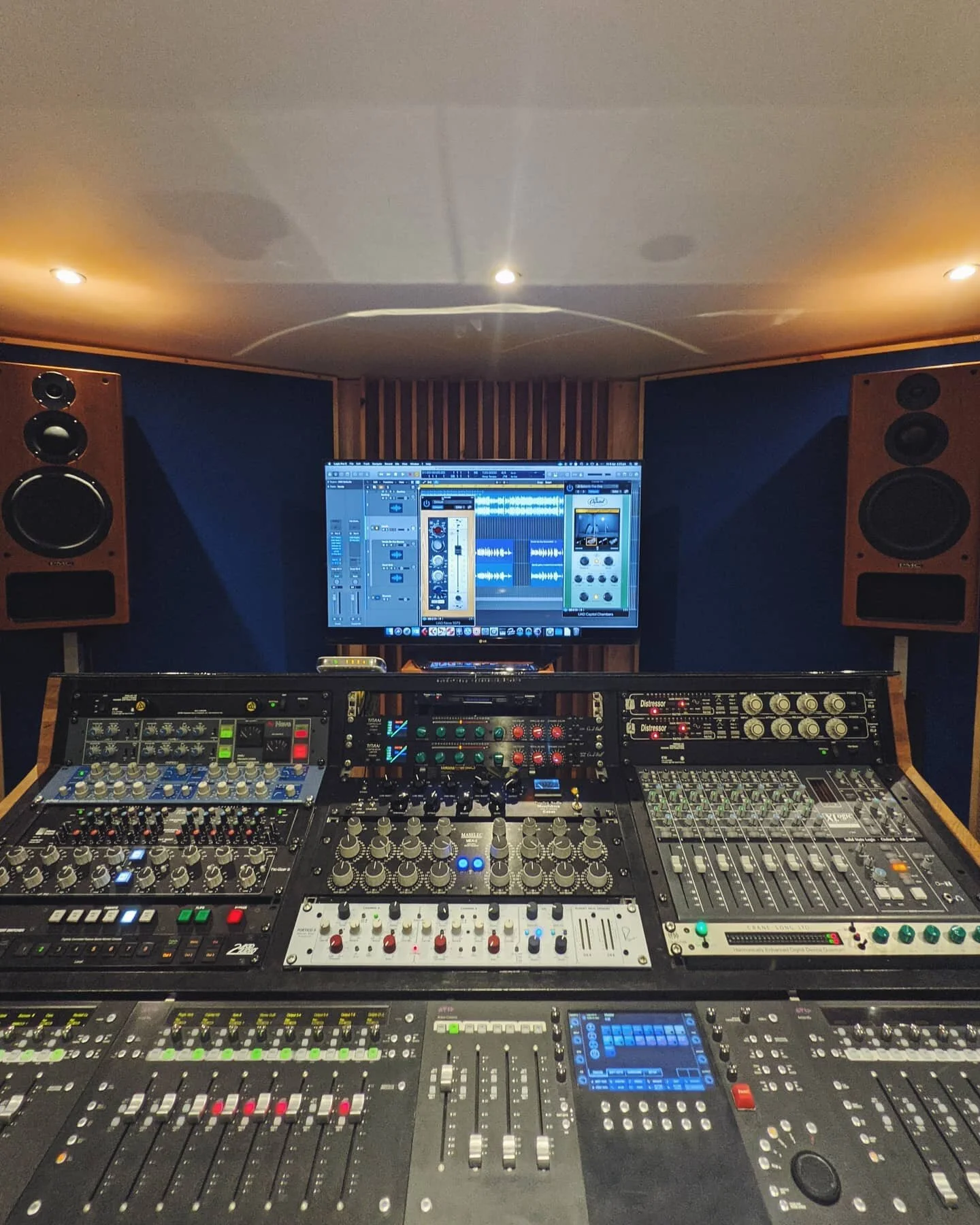 Finishing off this #faderfriday with some mixing and our favourite view! 

We're able to provide both online and in studio mixing sessions! Get in touch now to find out availablity over April! 

 #mixing #mastering #reading #readingmusic #mixingstudi