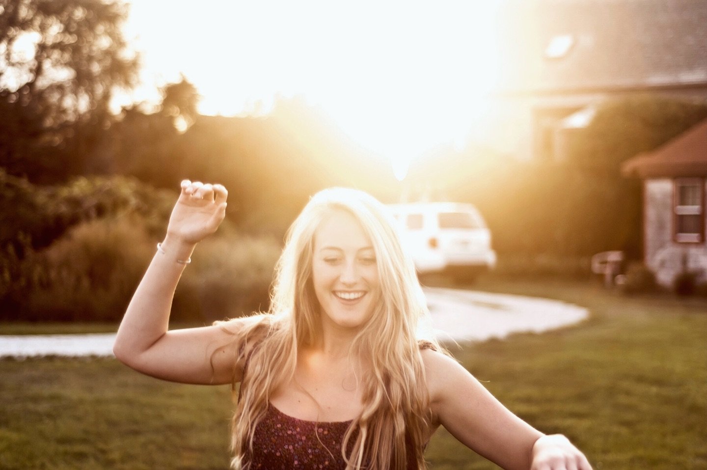 Forever in love with sun flares. Marissa on Nantucket 🌊 The dreamiest place on earth. 
.
.
.
#nantucketisland #nantucketlife #nantucketphotos #clarksvilletn #clarksvilletnphotographer #middletnphotographer #travelphotographer #visitnantucket #nashvi