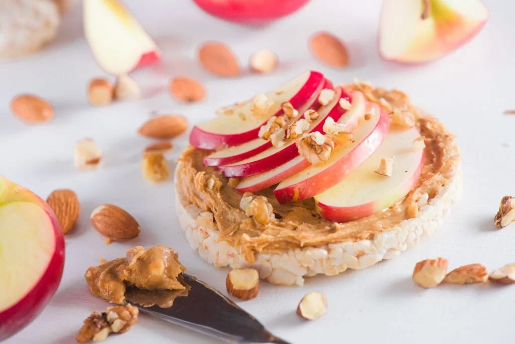 Rice cakes with nut butter and apple