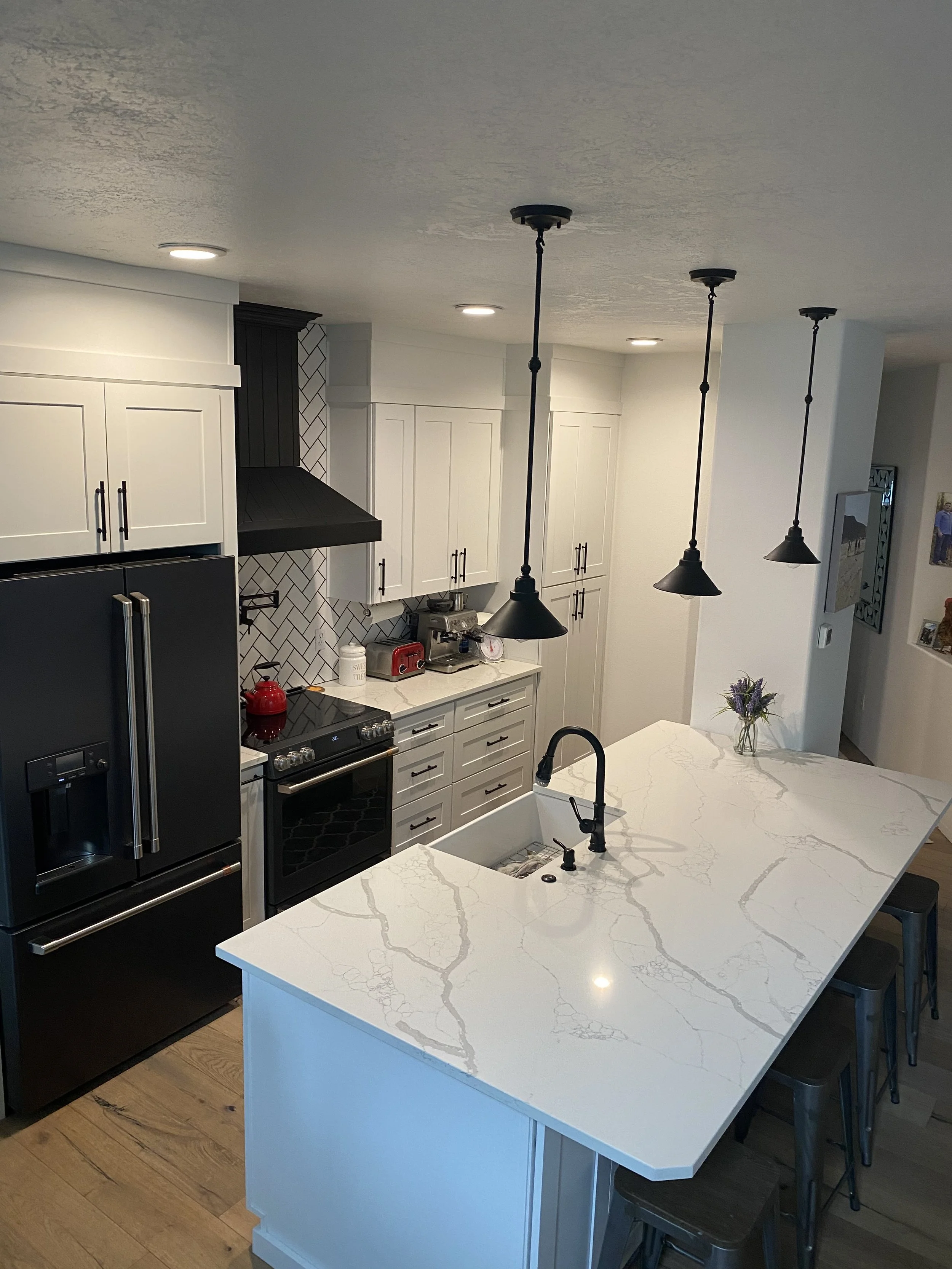 Kitchen by Newberg Kitchen Cabinets & Countertops