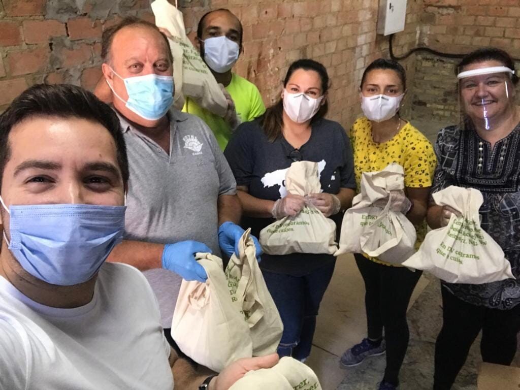 Spain Team Delivering Food!