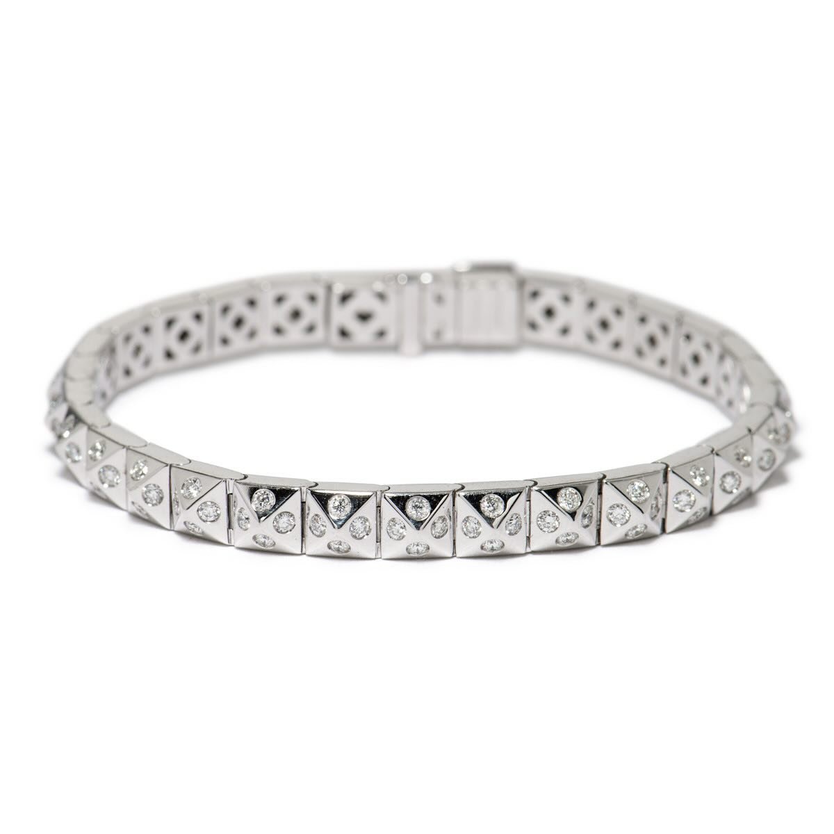 Everyday elegance in this Italian 18k white gold bracelet mounted with 2.49 carats of colorless diamonds from my Spring Estate Jewelry Show. Make appointment to try on this week. See more pieces by following link in my bio. #okcfashion #estatejewelry