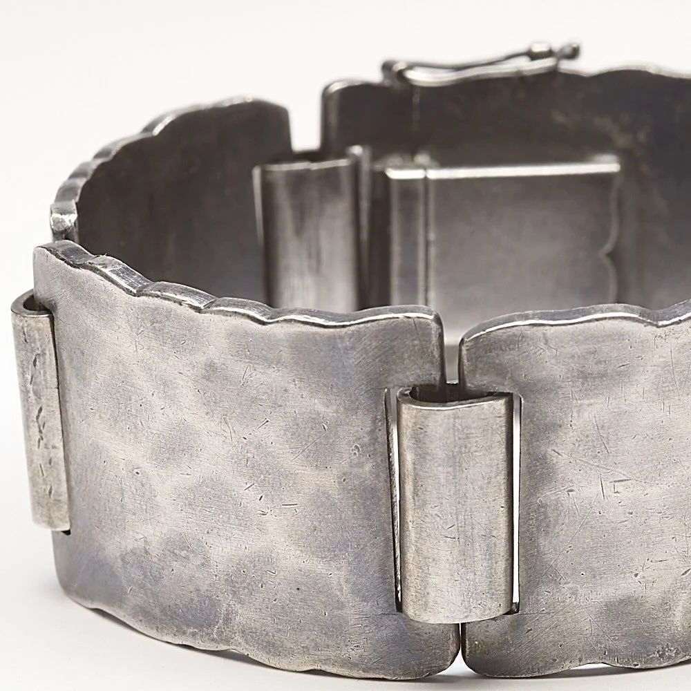 A wide silver bracelet by Jean Despres, a French maker and designer who created daringly modern jewelry in the Art Deco period. See this and much more at the Christmas in August estate jewelry collection. Link in bio. #estatejewelry #vintagejewelry #