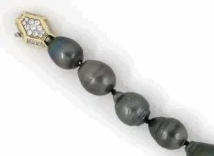Dramatic bracelet with nine South Sea baroque black pearls graduating from about 14.1 x 11.3 to 21 x 13.8 mm and a geometric diamond clasp in platinum and 18-karat yellow gold.