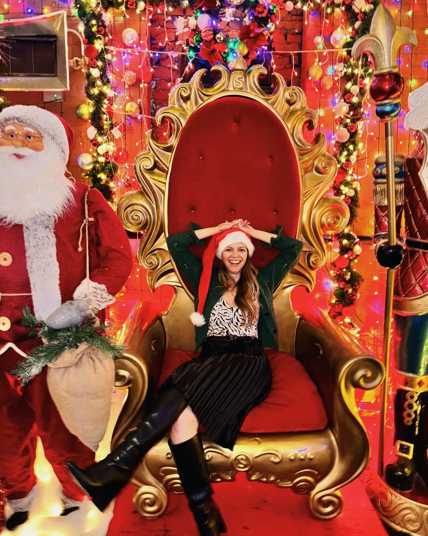 have the merriest!! 🎄❤️ may we all find more joy in the year ahead! #merrychristmas #holidays #santa 📷 @officialmichelleromano