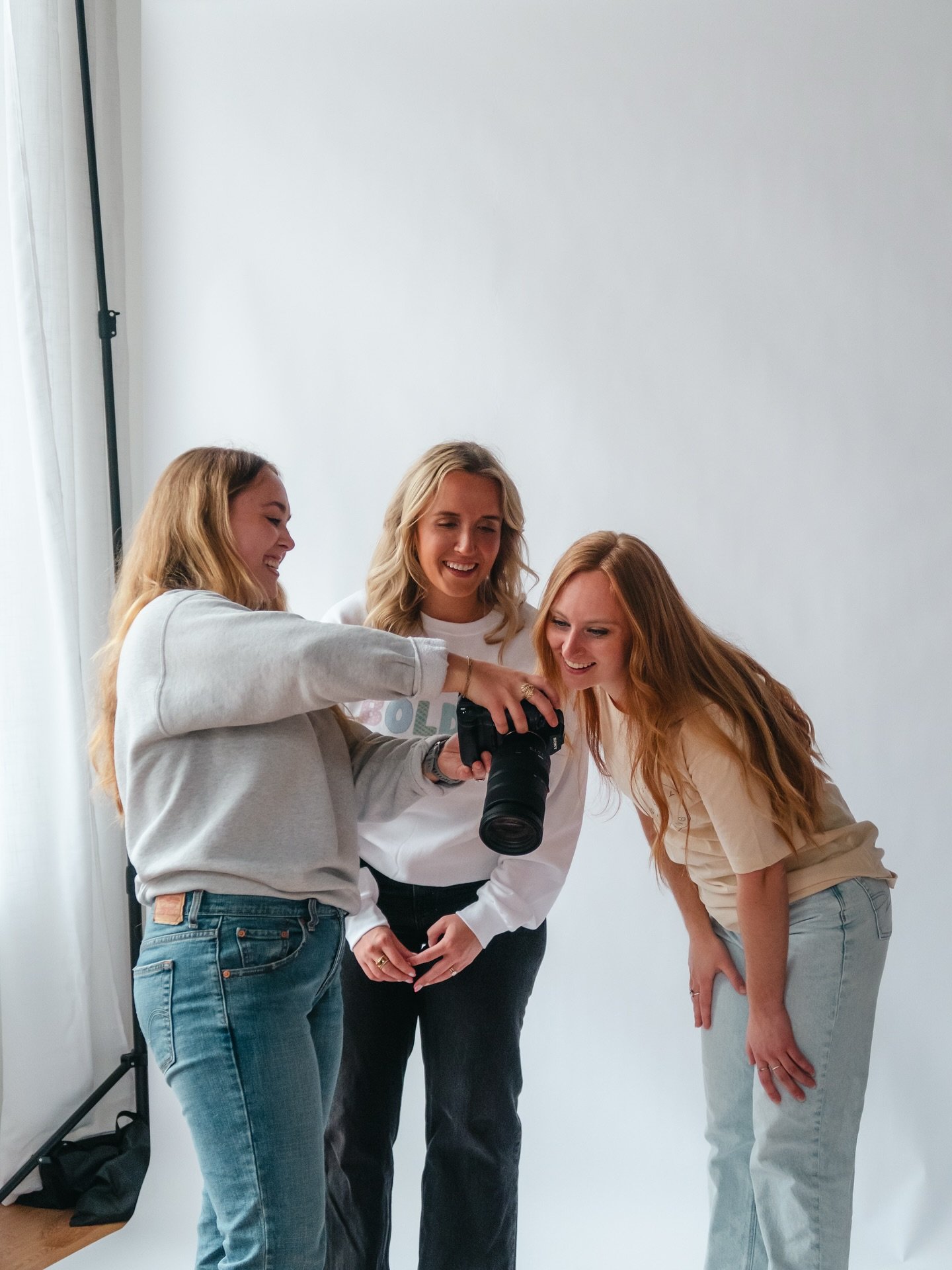 MEET THE PHOTOGRAPHER: ADRIANA
She’s the creative eye behind the merch line photo magic, capturing the boldness, beauty, and behind-the-scenes chaos of content day with the help of Ella! Let’s hear her take on the shoot!
Q: Favorite par