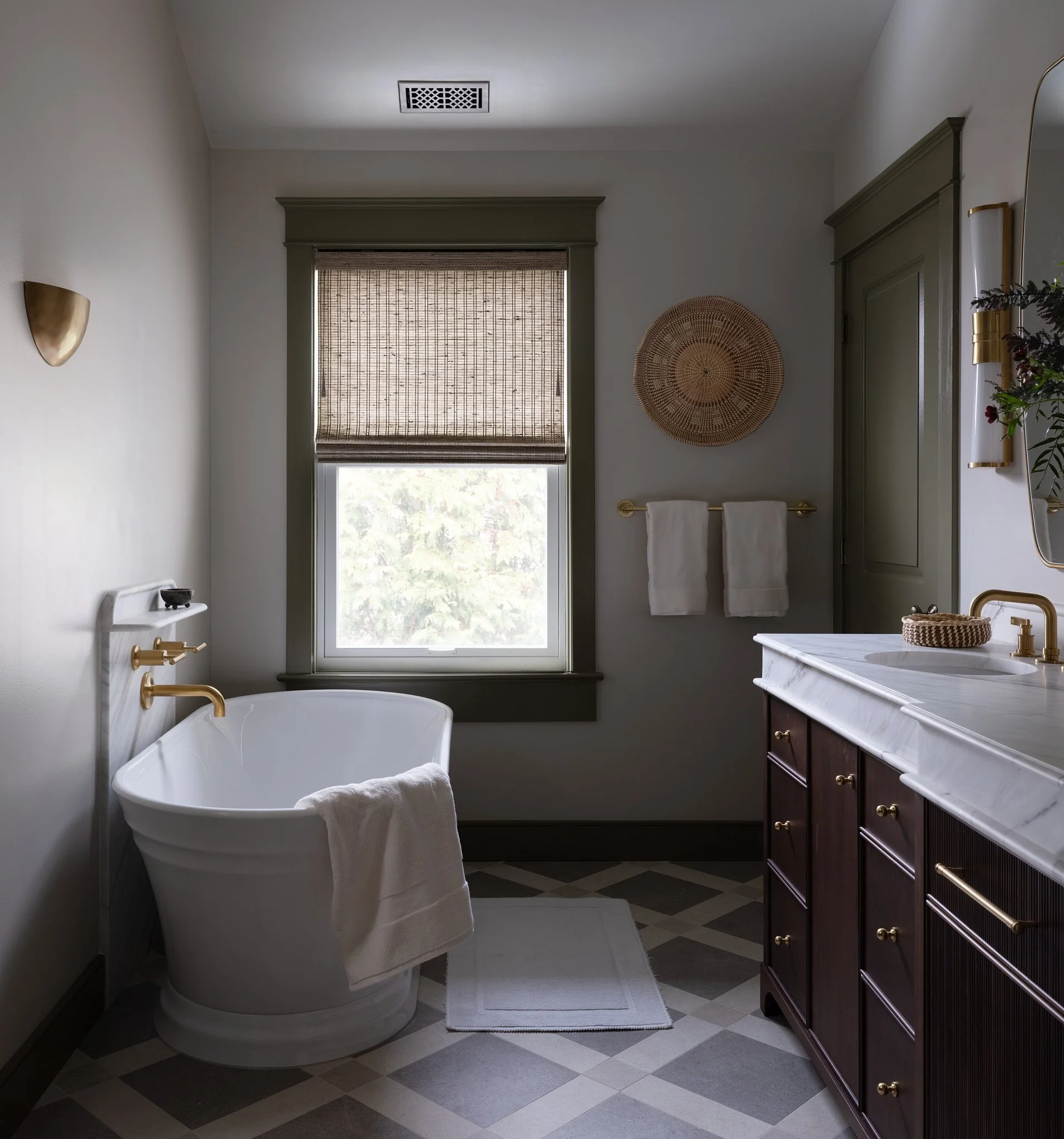 Corinne Victoria Crest Street3600 2.jpg