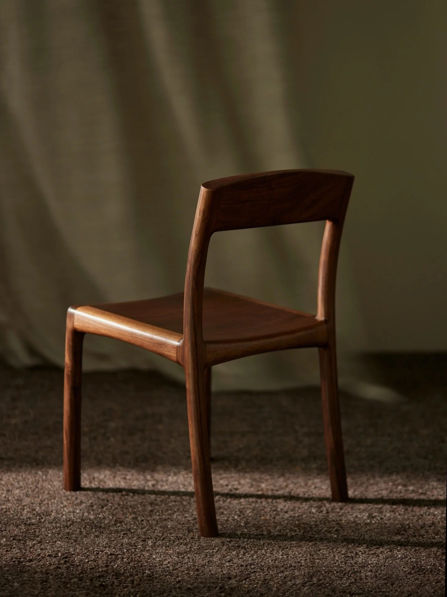 Curved Dining Chair in Walnut 

📷 @weavehomeau 

#interiordesign #furnituredesign #diningchair #furniture #architecture