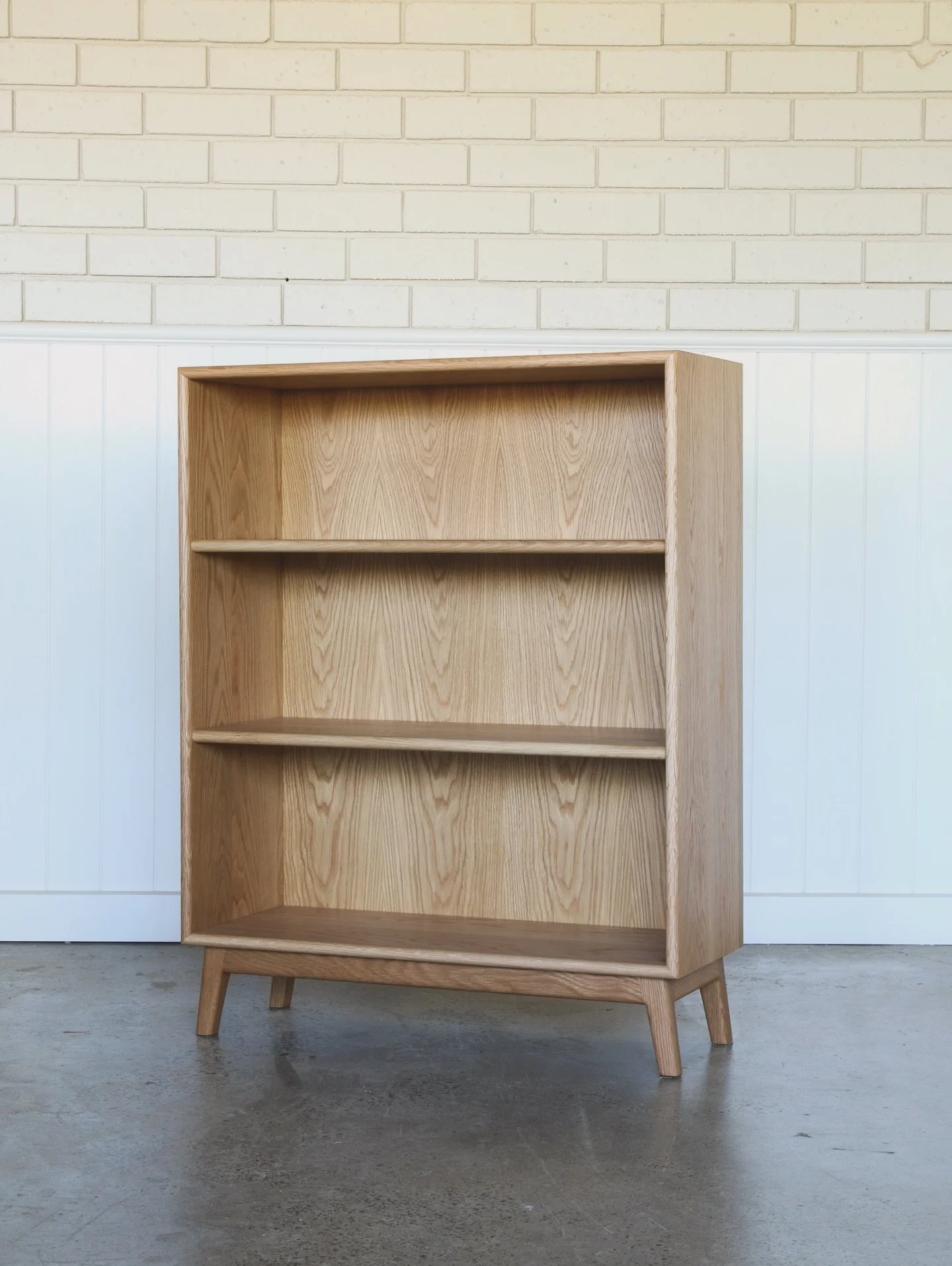 Bookshelf in American White Oak.

A really simple yet refined piece. 

#furniture #timberfurniture #interiordesign #bookshelf