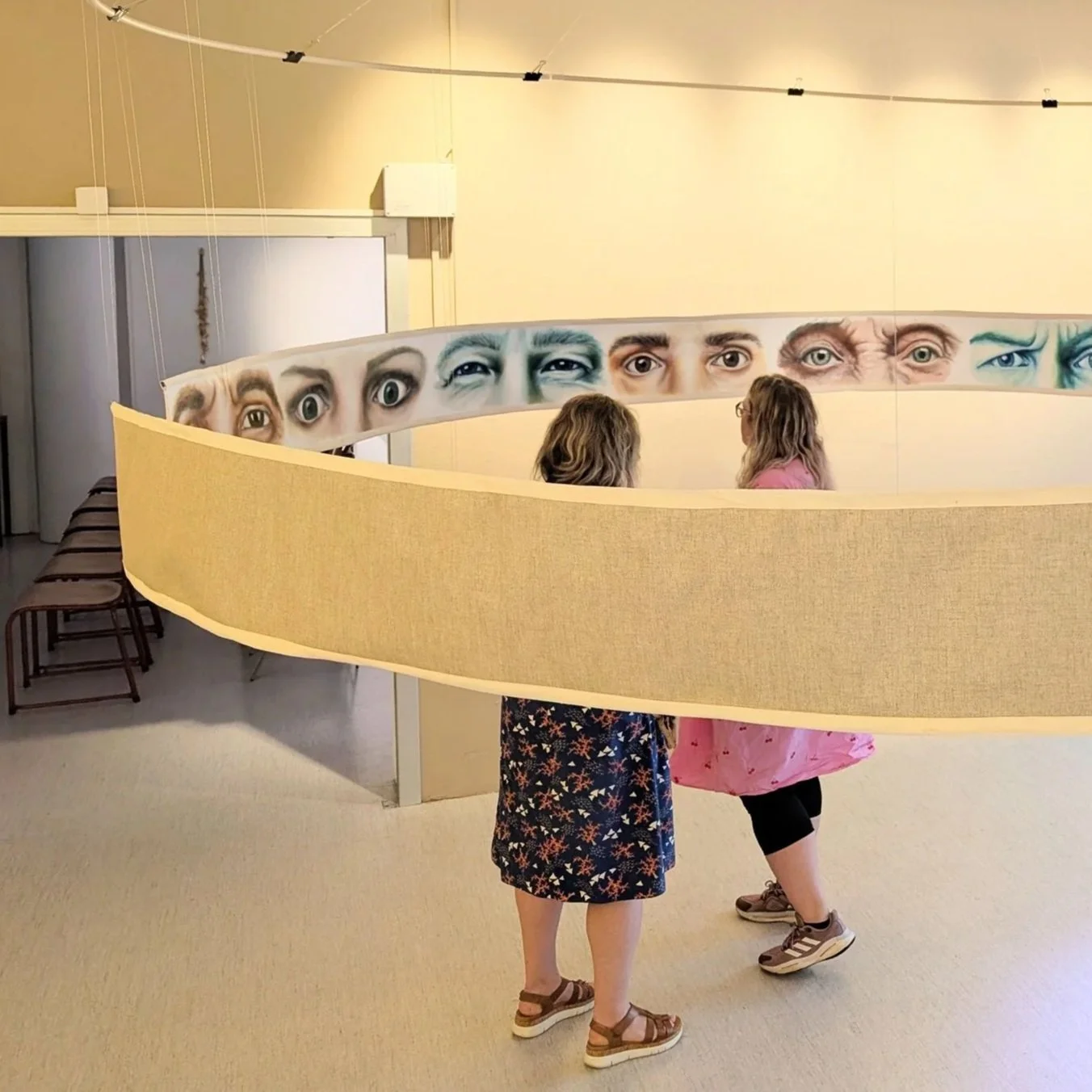 To be seen or to be looked at? 