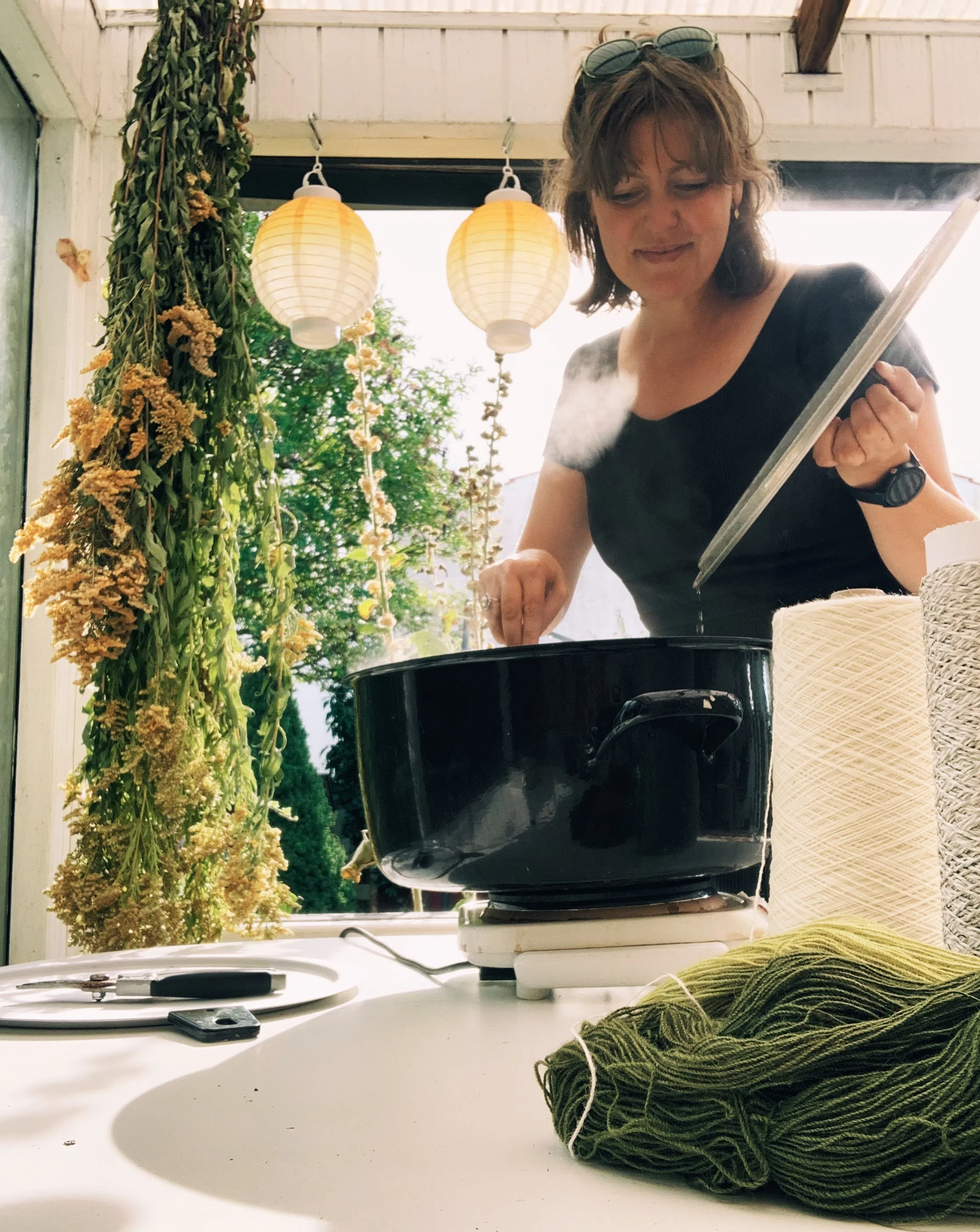 Plantefarvning i farvegryde — Trine Kok fra Hvileløs farver garn med naturplanter og regnvand
