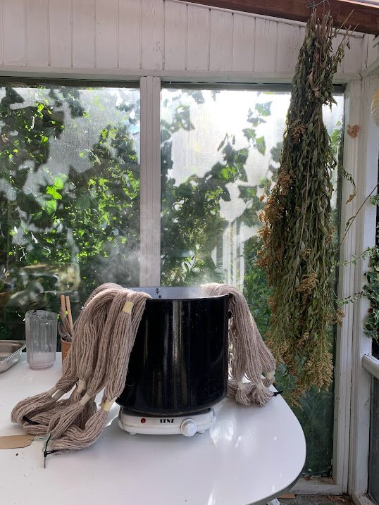 Trine Kok plantefarver garn med naturmaterialer i sit værksted i Horsens