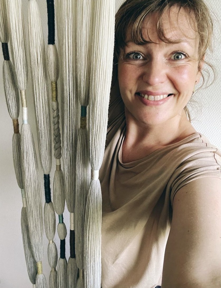 Trine Kok tekstilkunstner håndlavet plantefarvet kunst af genanvendte materialer.PNG