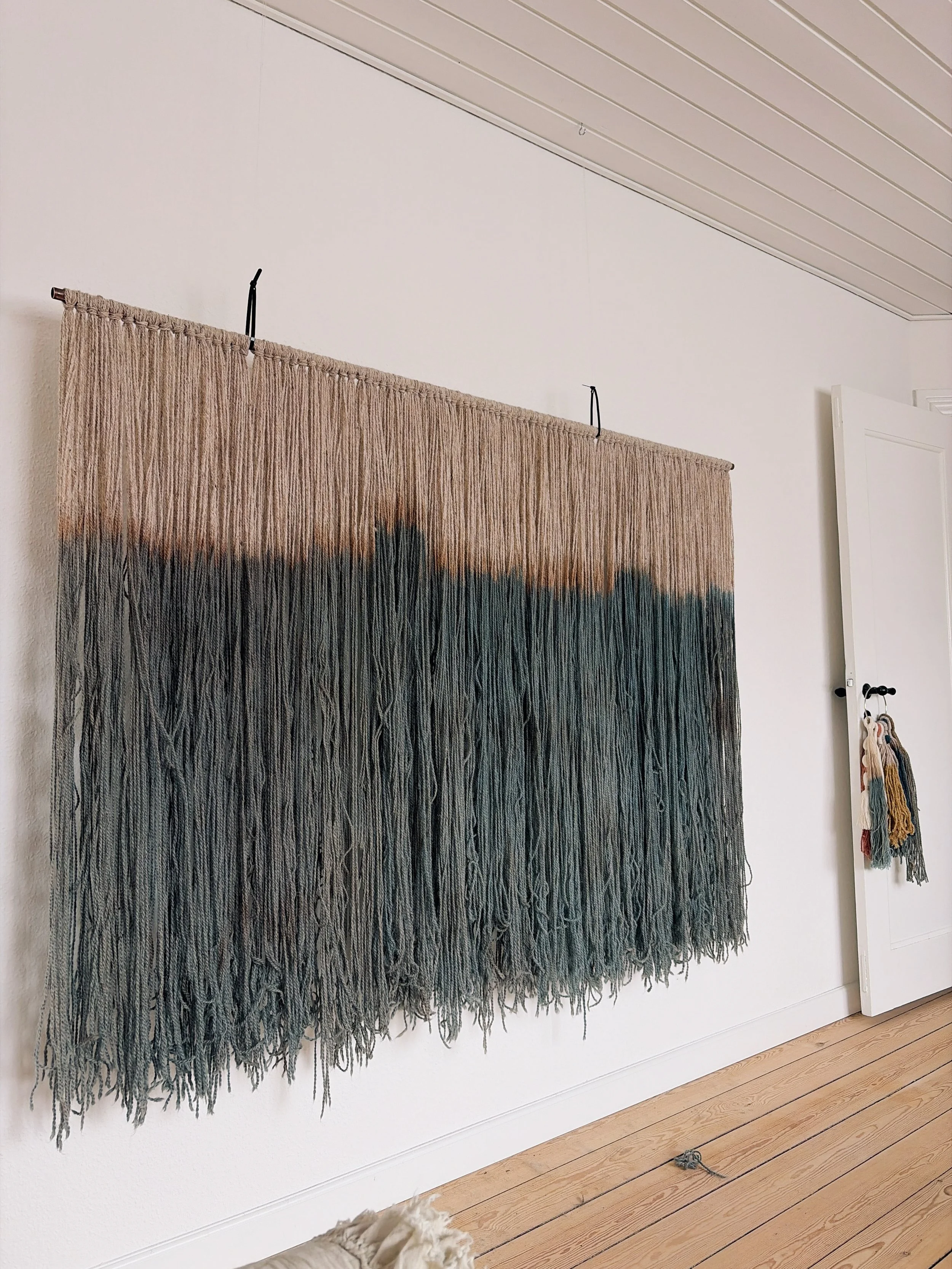 Tekstilkunst håndlavet af plantefarvet garn trine kok hvileløs.JPG