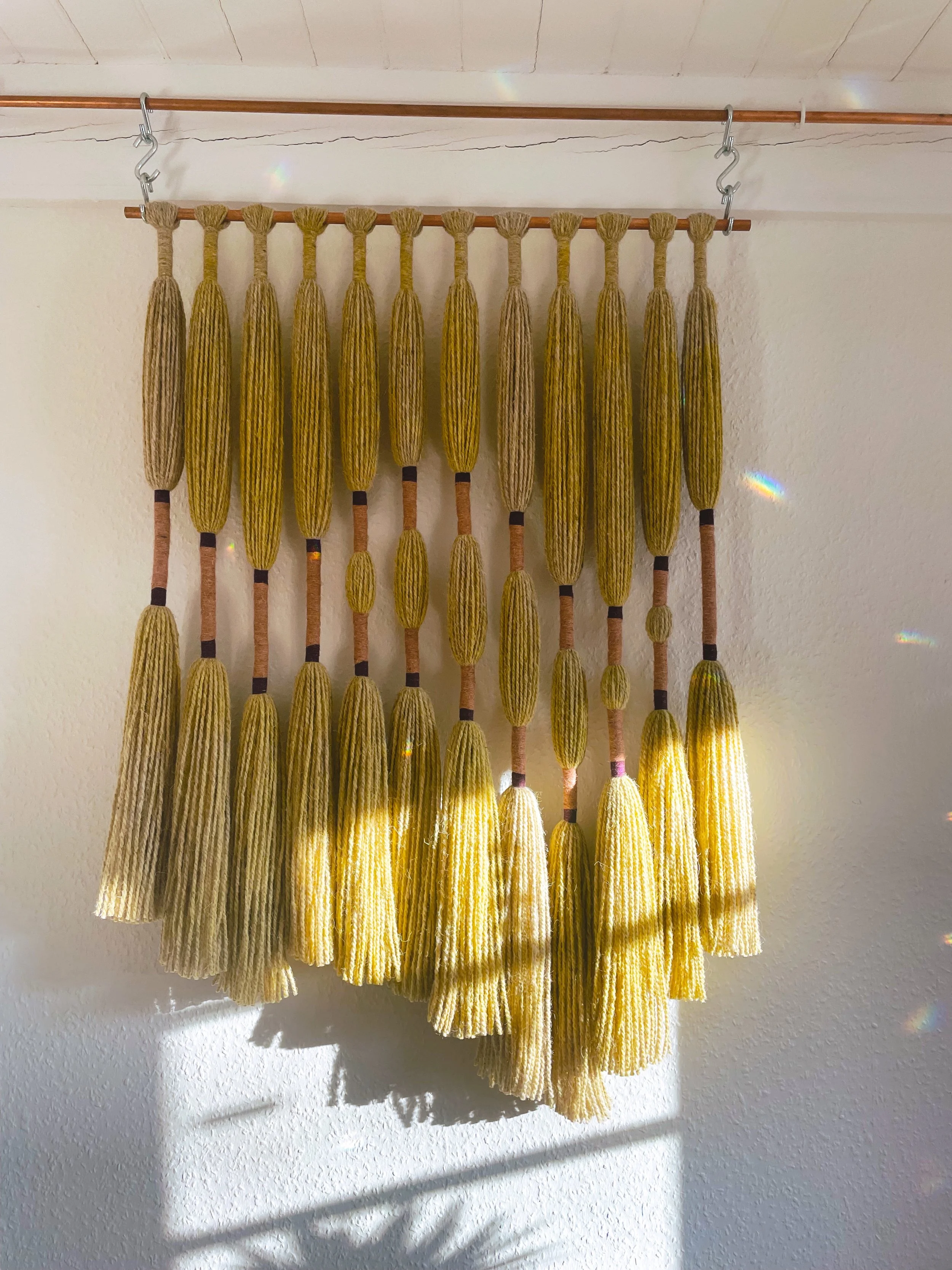 'Klitrose', no 81. Farvet med efterårets sidste rejnfan og omviklet med sart rosa og blød blommelilla