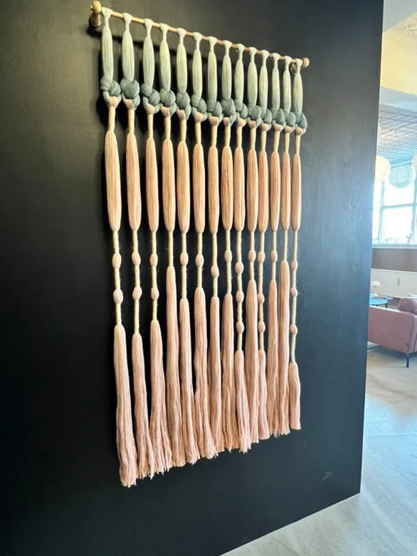 I værket står der 'SUSTAINABILITY' flettet ind med morsekode