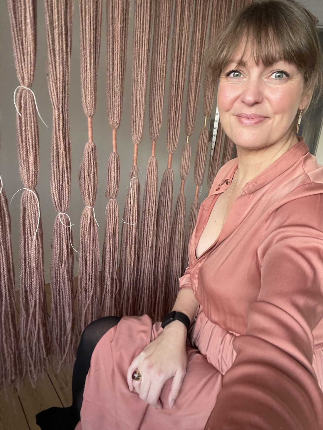 Plantefarvet håndvævet tekstilværk af Trine Kok — Hvileløs tekstilkunst fra Horsens