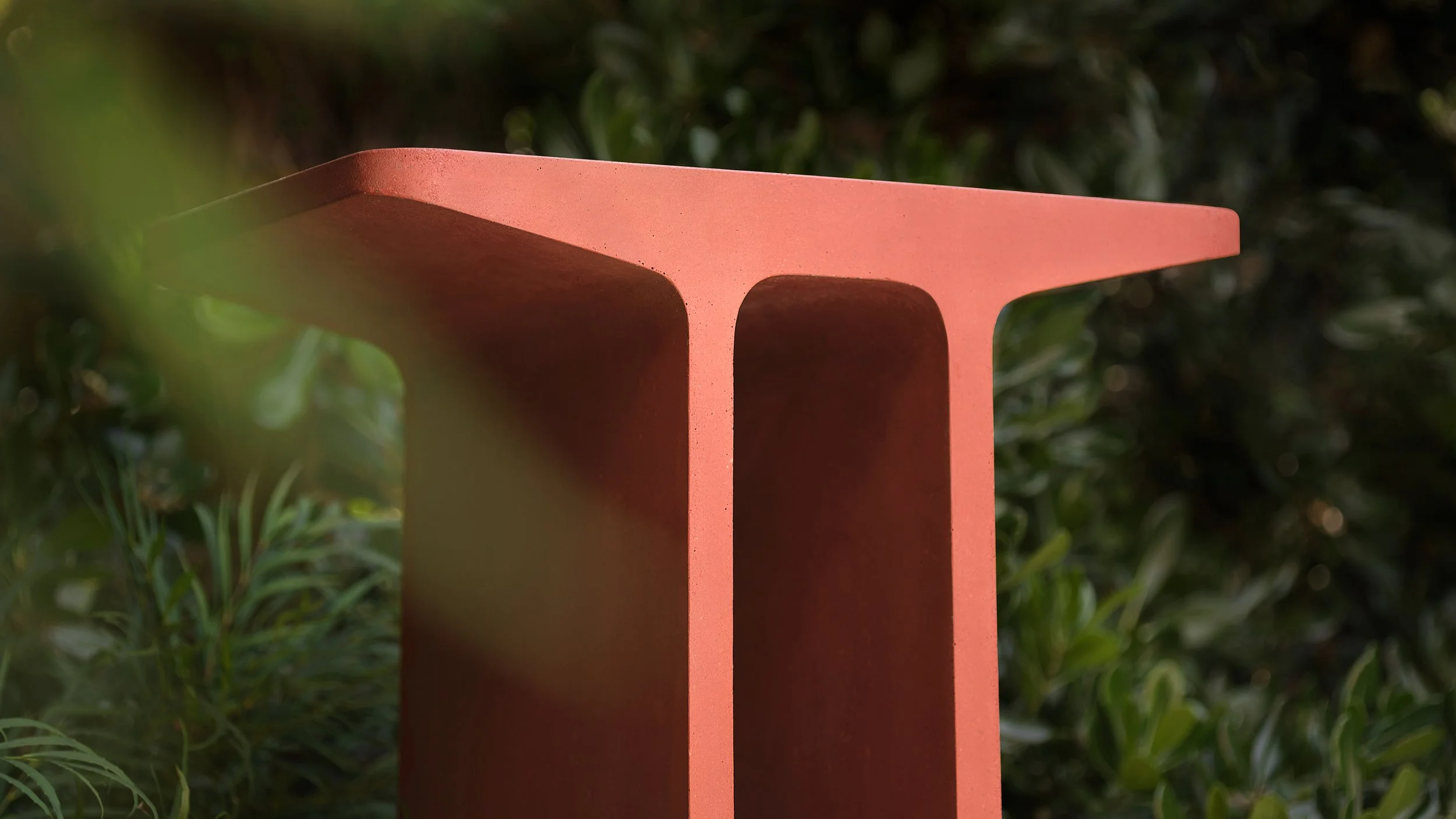 TOM ROBINSON_INTRA SIDE TABLE_17_OUTDOOR.jpg