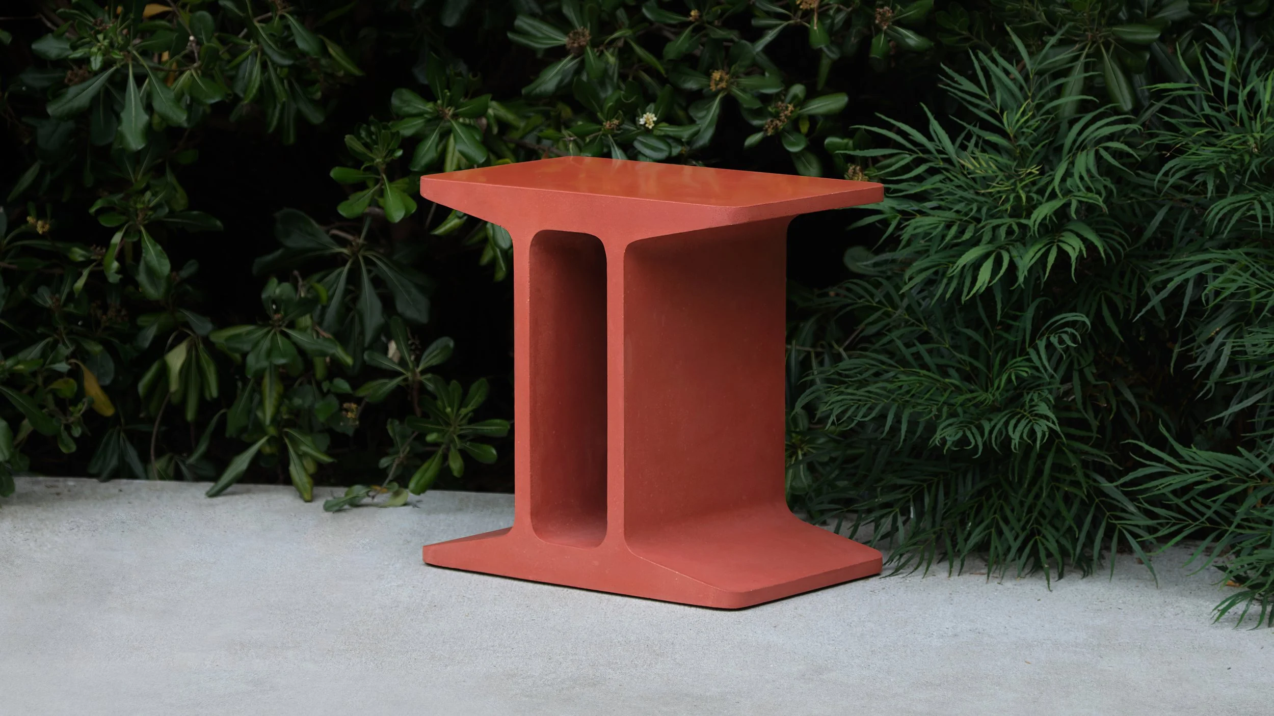 TOM ROBINSON_INTRA SIDE TABLE_19_OUTDOOR.jpg