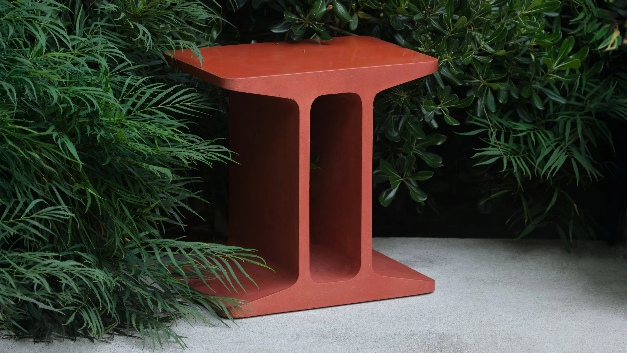 TOM ROBINSON_INTRA SIDE TABLE_15_OUTDOOR.jpg