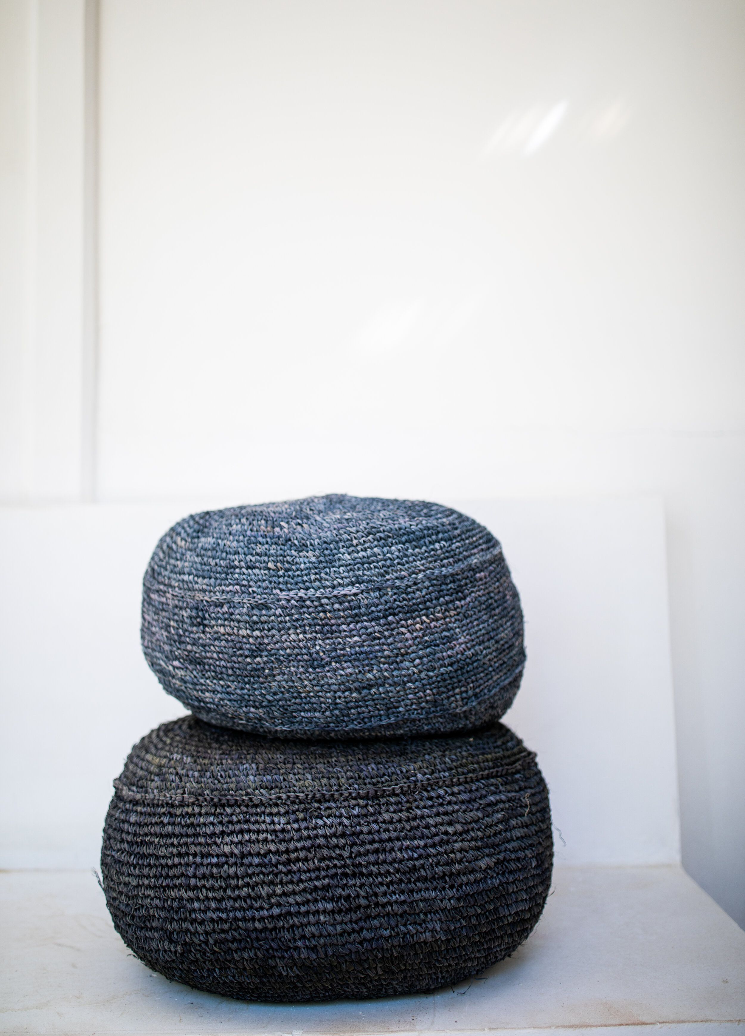 SET NATURAL FIBER INDIGO POUFS
