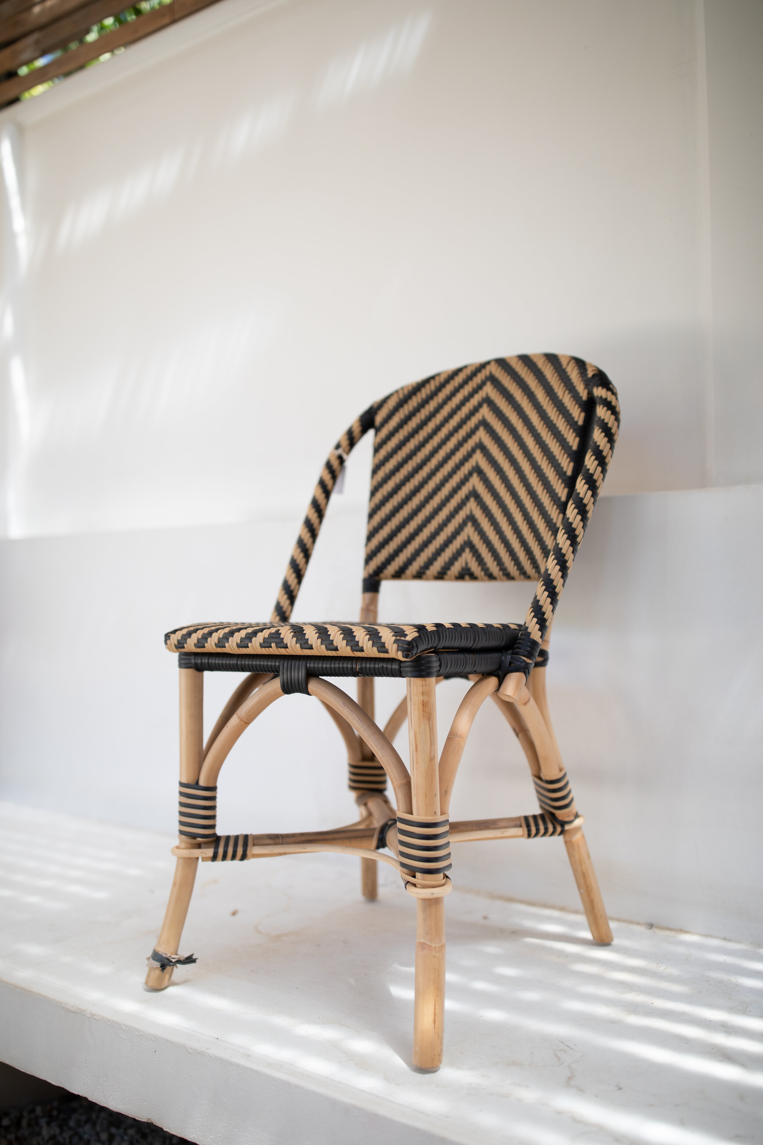 SYNTHETIC ROUND BACK / WRAPED ARM SIDES 