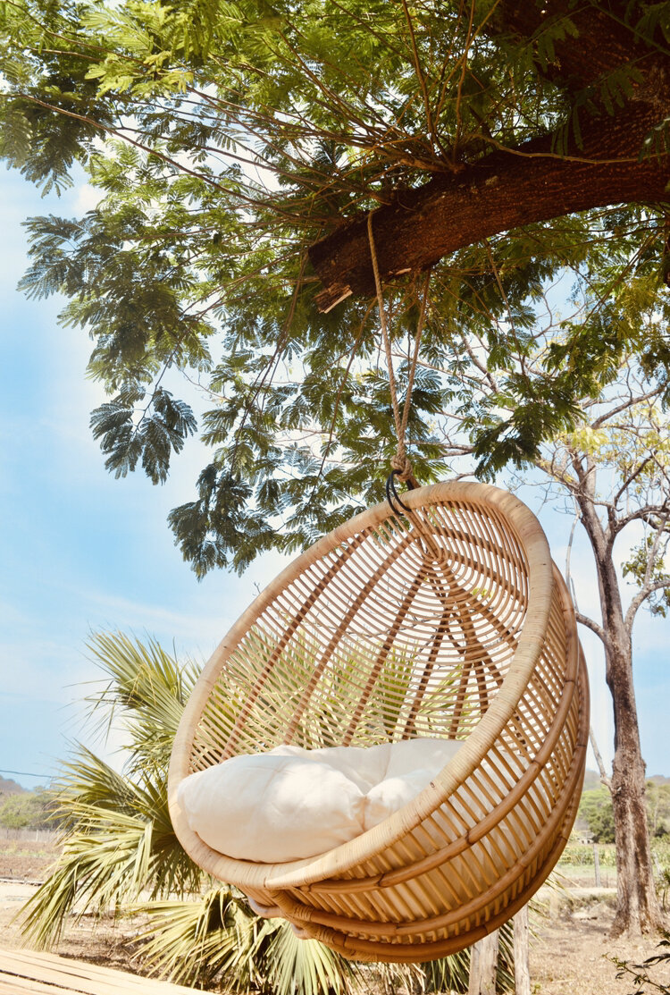BUBBLE RATTAN HANGING CHAIR / OFF WHITE POUF PILLOW 