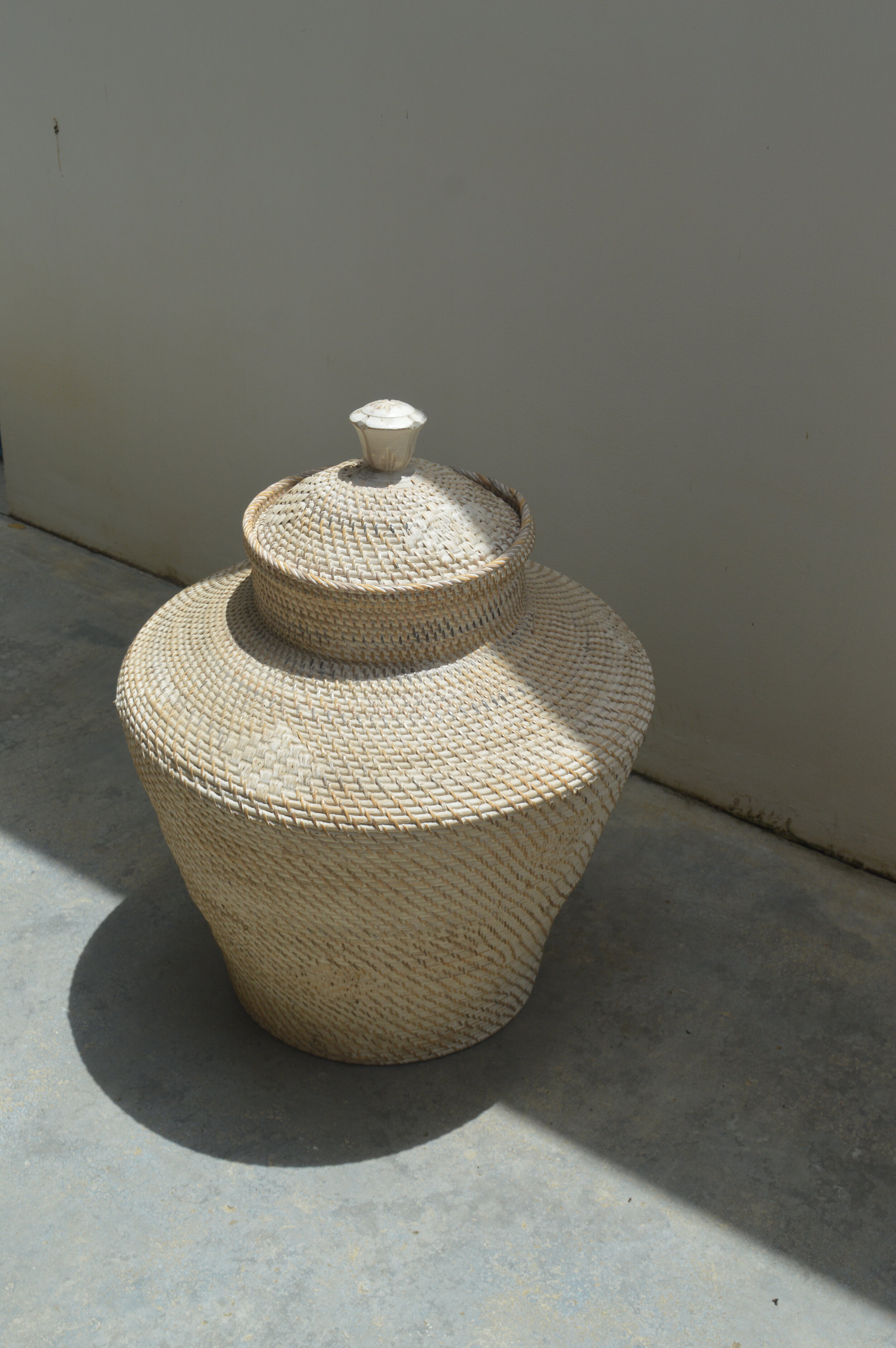 DECOR BASKET SNAKE WHITE WASH