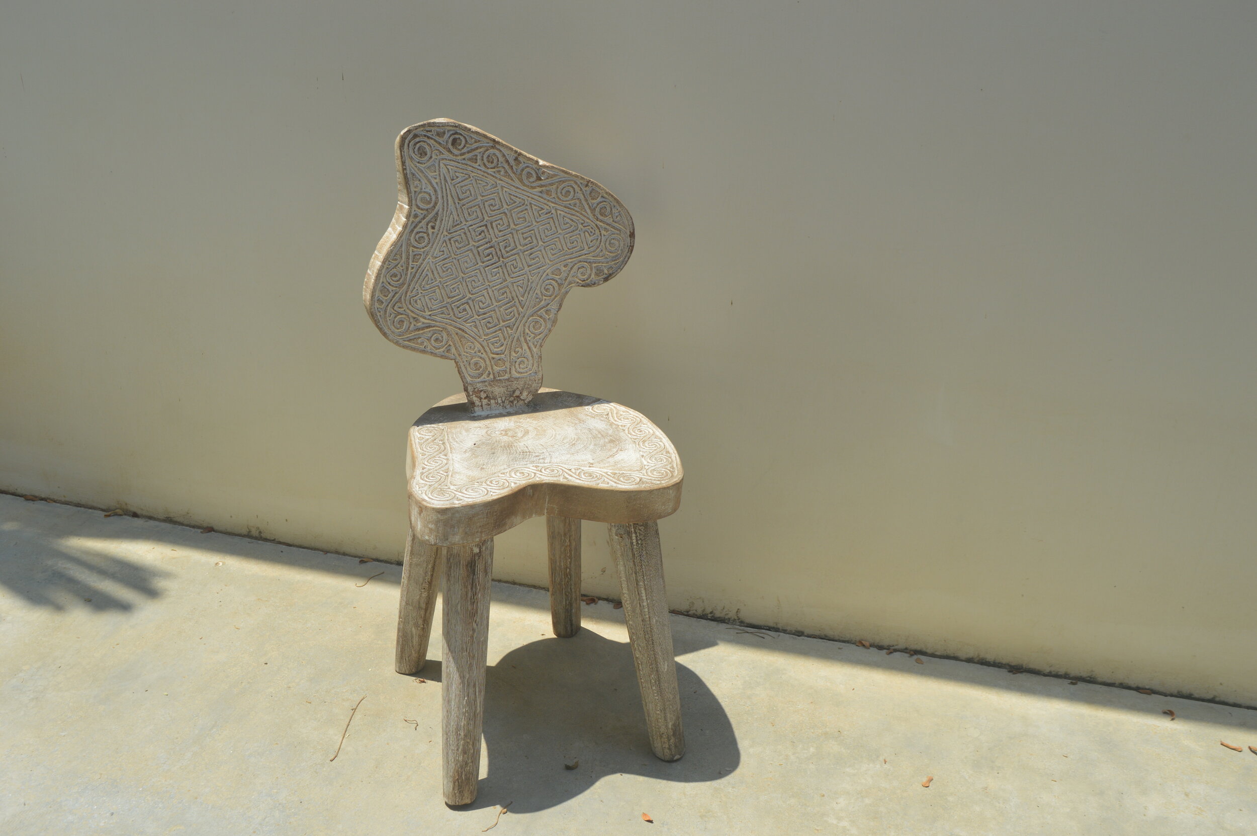 RUSTIC HAND CARVED TEAK CORNER CHAIR WHITE WASH