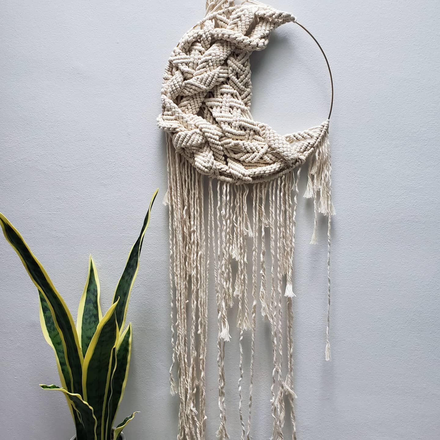 Some moon energy for tonight's full moon in Aries. While not intentional, it has a serpentine vibe. I am a Slytherin...and an Aries.
*
*
*
#baltimore #thebmorecreatives #macramedecor #macramelove #macrame #fiberart #fiberartist #bmore #bmoreart #bmor