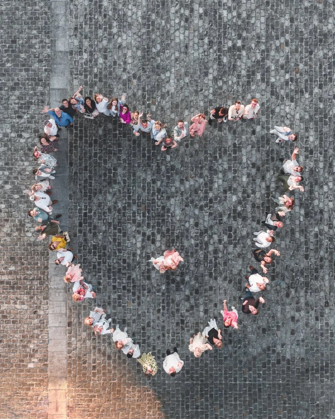 Luchtfoto van mensen in hartvorm in Harelbeke, genomen door dronepiloot Dries Bentein.