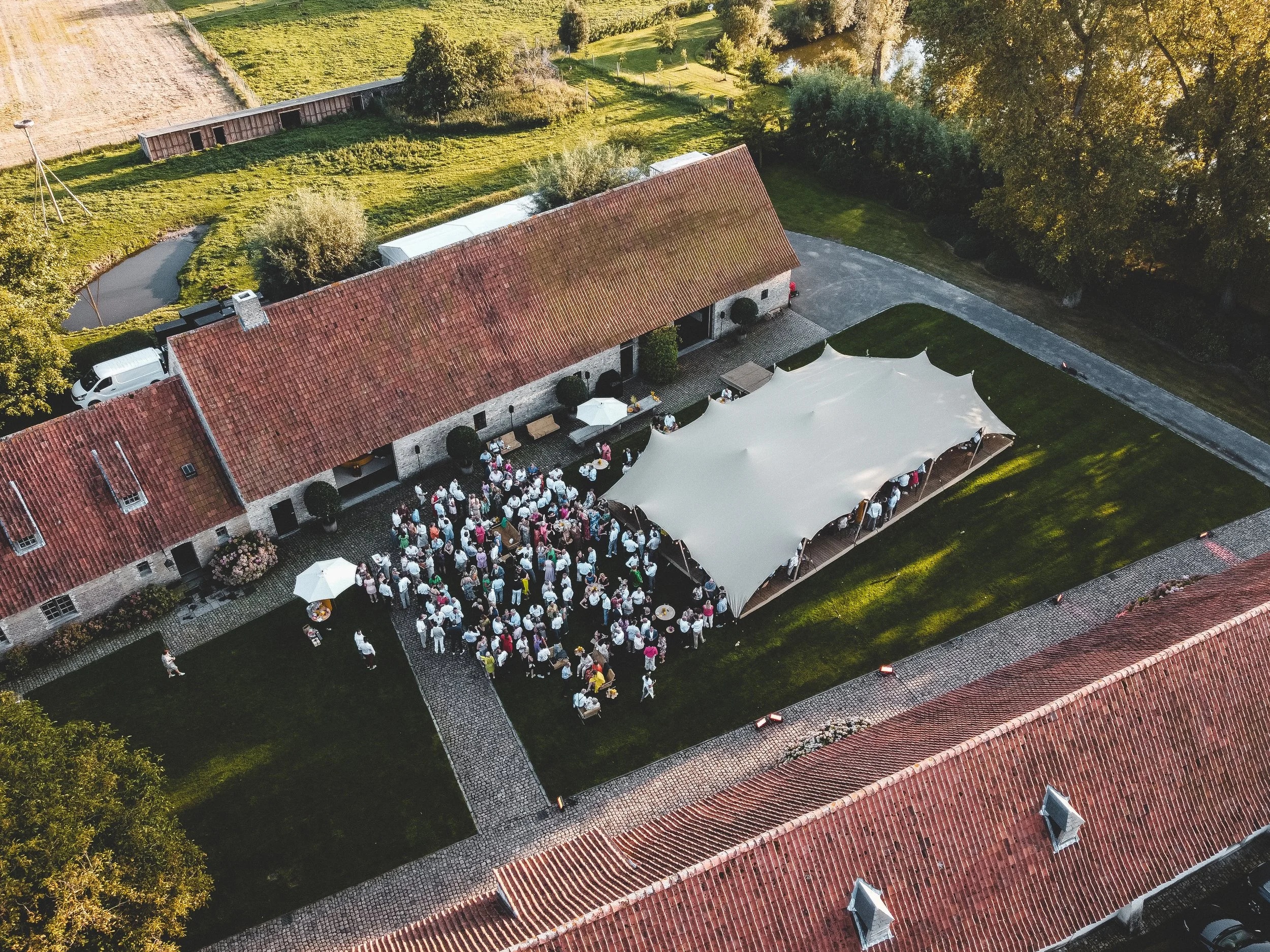 Luchtfoto van een huwelijk in Damme, genomen door dronepiloot Dries Bentein.