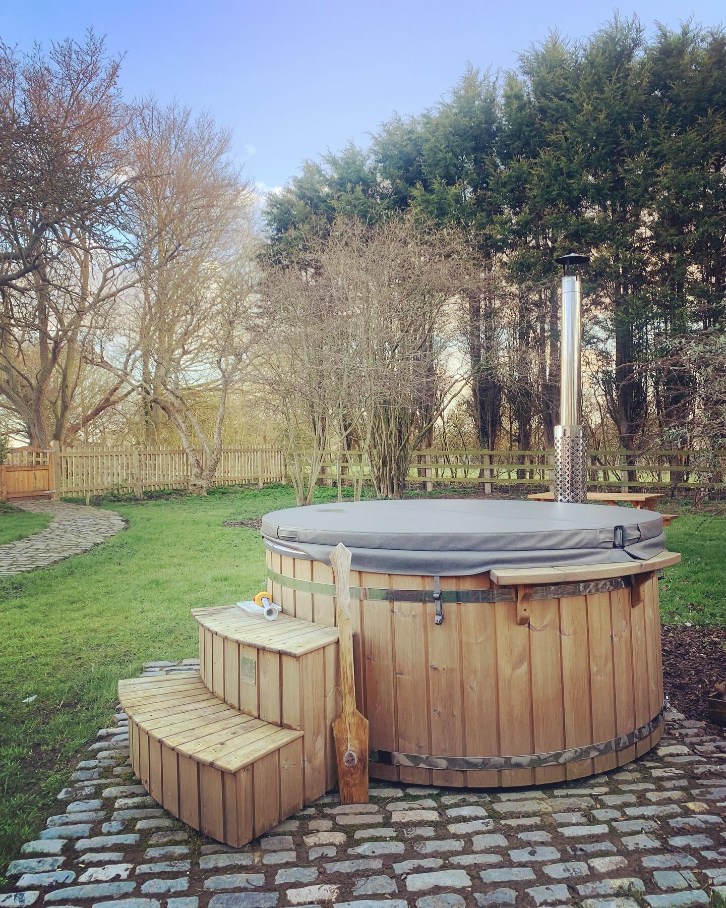 This type of weather is perfect for a dip in the log fired hot tub. Sit back &amp; relax with a glass of your favourite drink, whilst taking in the views of the East Yorkshire countryside (and the goats &amp; chickens 😅) 

Tag your favourite hot tub