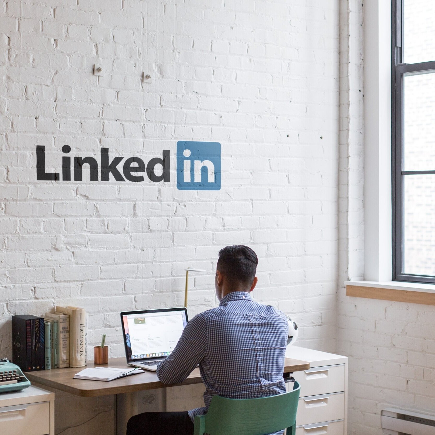 inlytics-linkedin-analytics-tool-h4qSn5twfls-unsplash.jpg