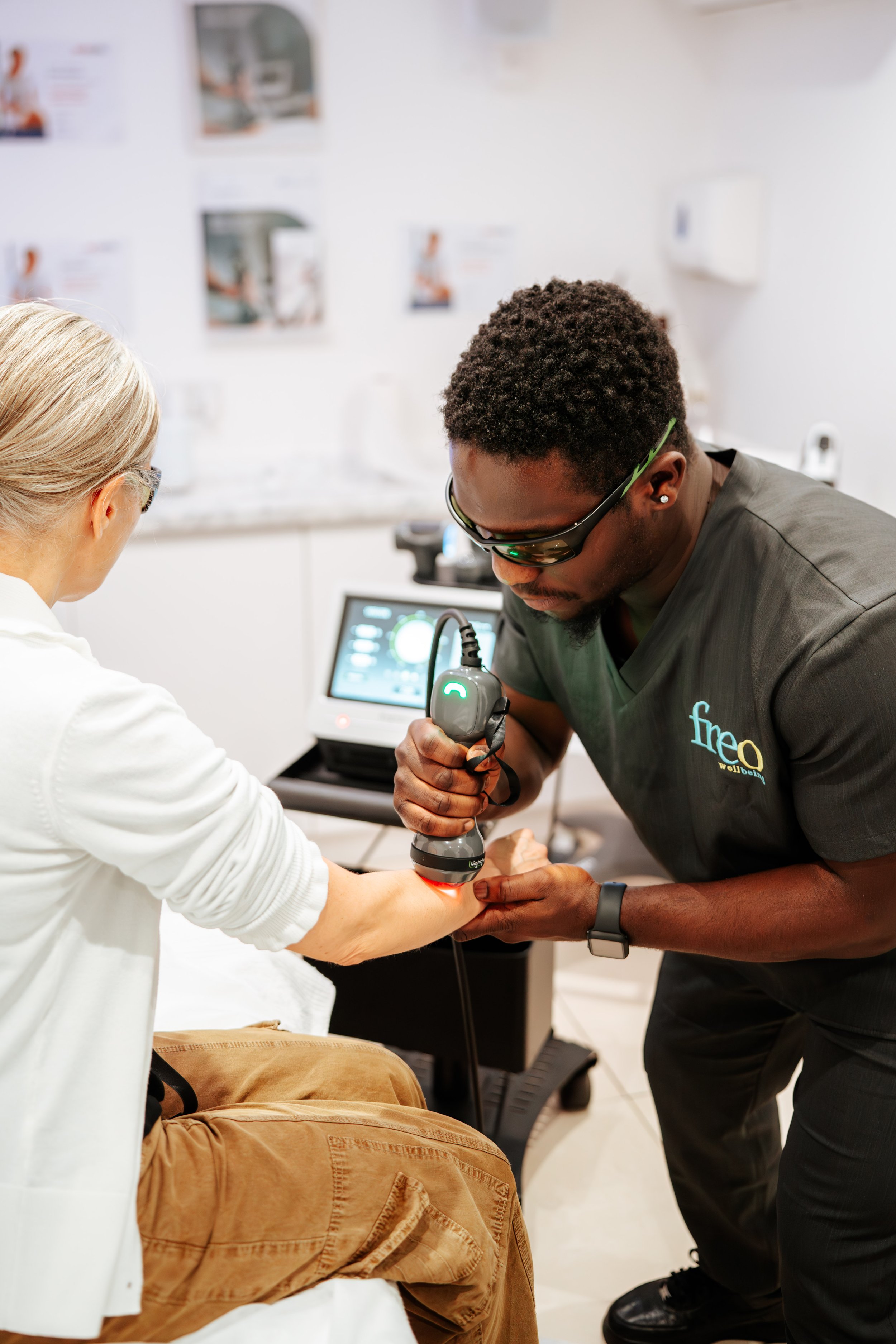 16 Godrek Yamoah, giving a treatment with the Chattanooga Machine.jpg