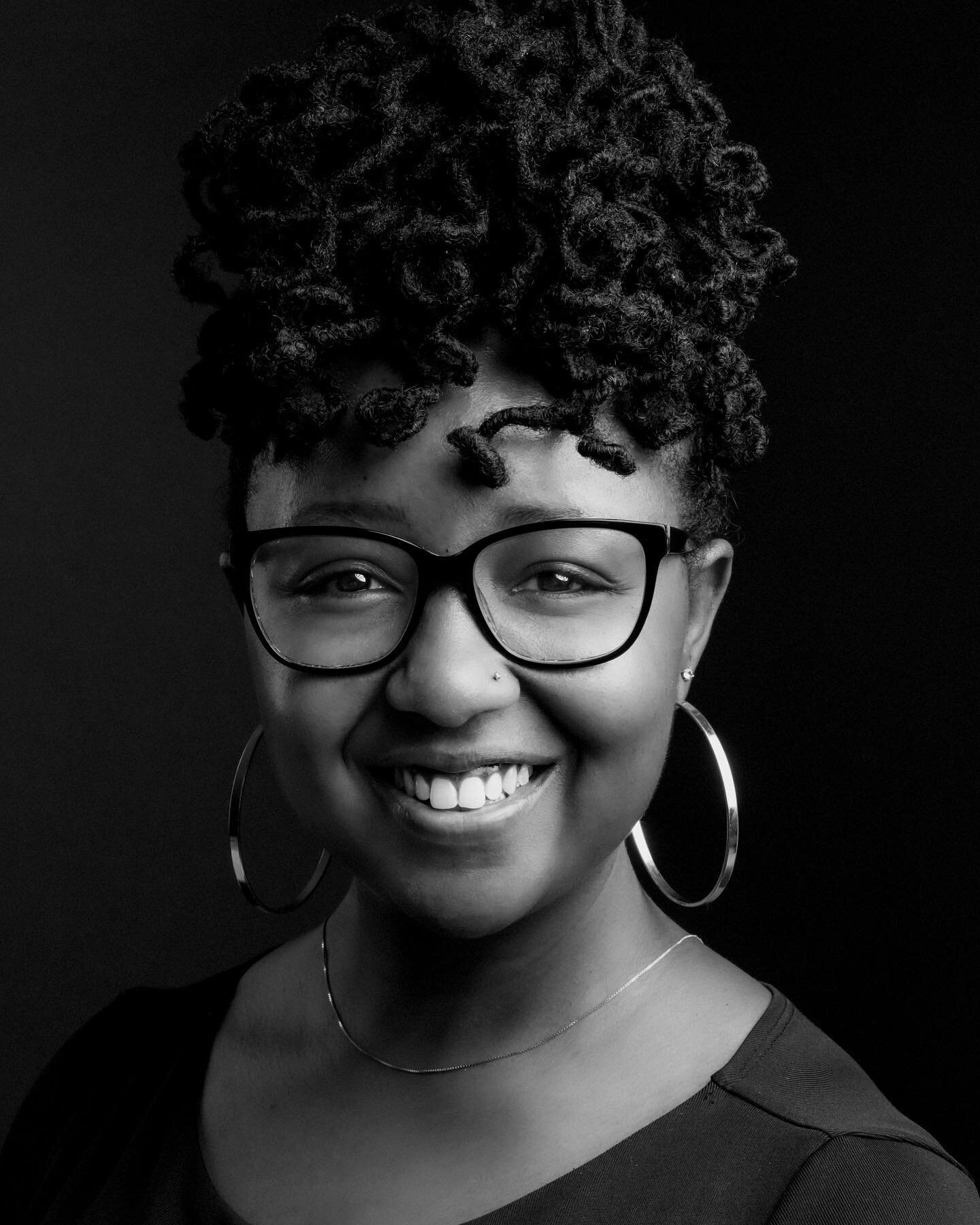 New headshot.. new beginnings.
.
What you think?
.
@lavandlime behind the 📸 always &amp; forever!
.
#ownyourcheck #financialwellness #financialwellnesscoach