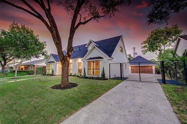 Imagine living in this #GORGEOUS house👌 (Oh yes, we also do twilights for a really good price) #MagentaClick 🚀

#houston #houstonstrong #har #realestate #realty #broker #forsale #newhome #househunting #property #properties #investment #home #housin