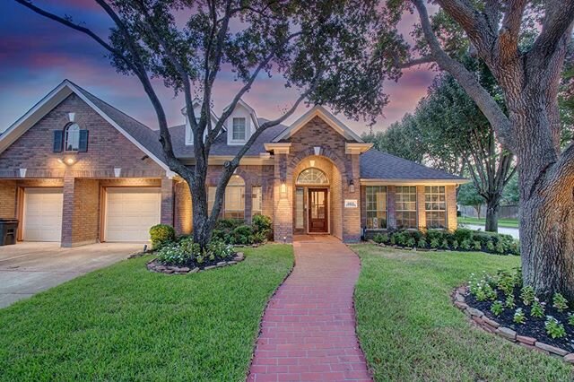 We need the rain bit we are wishing for more days like this! - #dusk #twilights #MagentaClick #houston #houstonstrong #har #realestate #realty #broker #forsale #newhome #househunting #property #properties #investment #home #housing #realestatephotogr