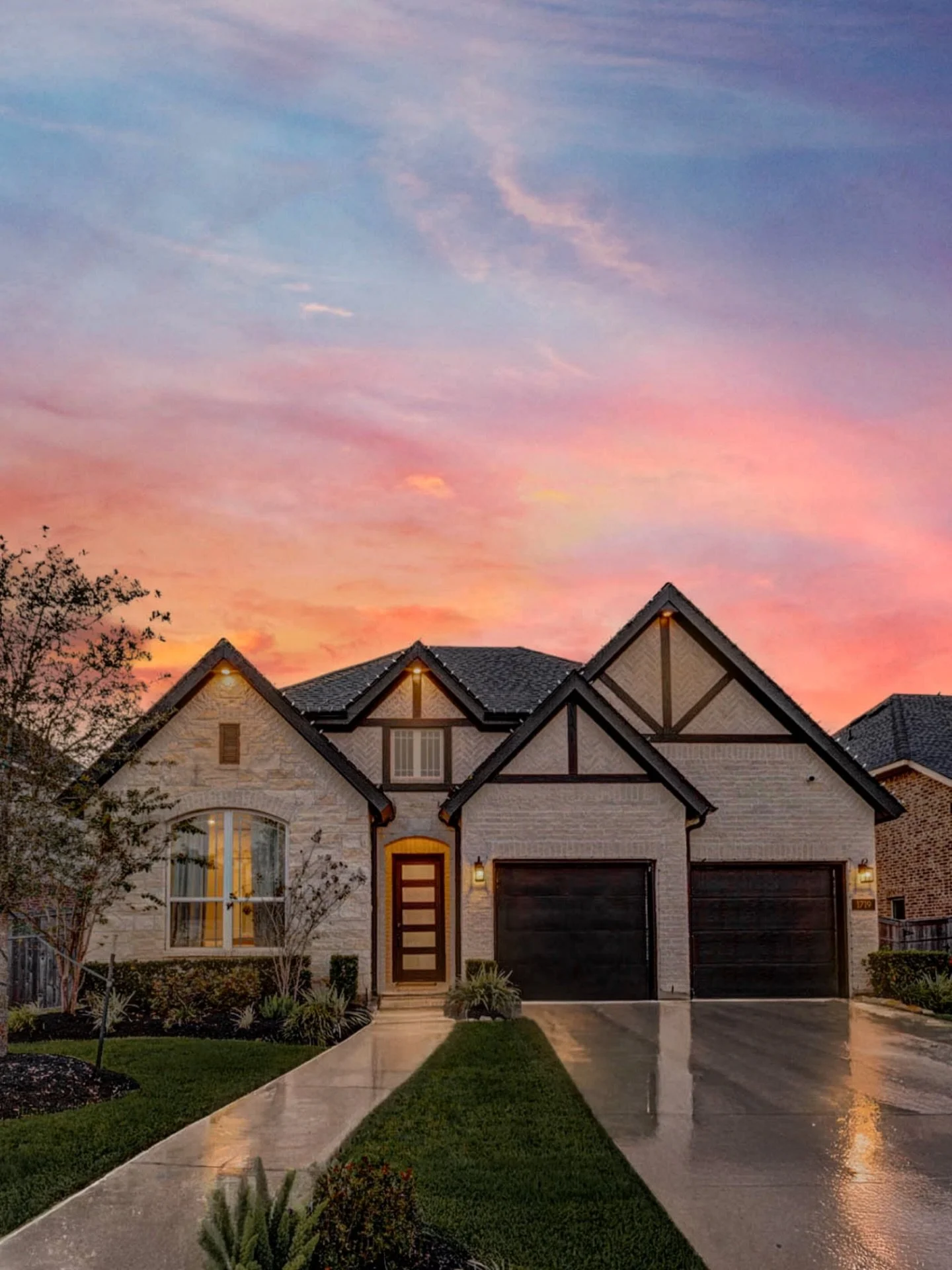 Twilights are more than photos &mdash; they are strategy. At MagentaClick, we create twilight images that drive real leads, real traffic, and real showings.
We aren&rsquo;t just pressing a button. Behind every shot are years of experience, thousands 