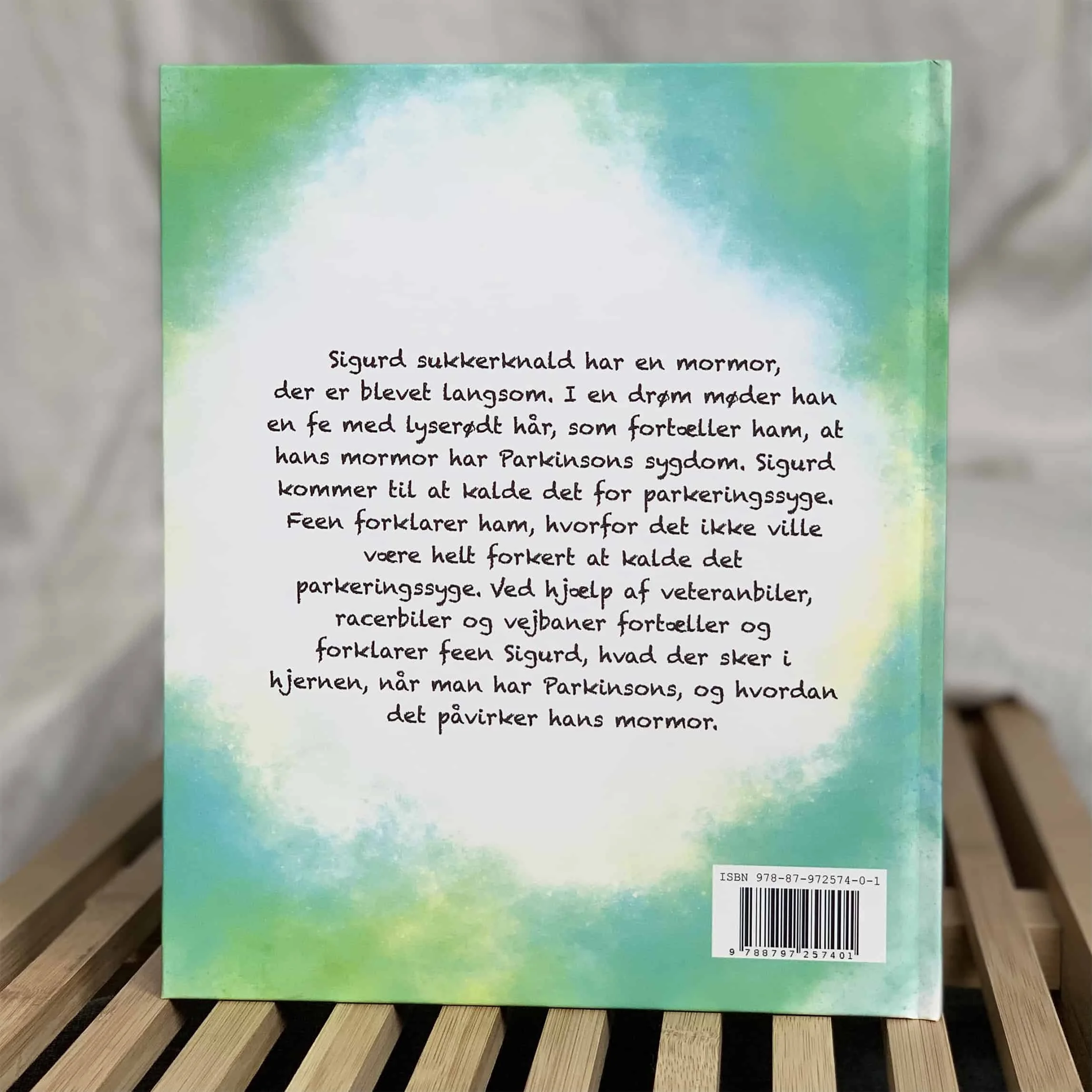 Bagsiden af børnebog om sygdommen parkinson