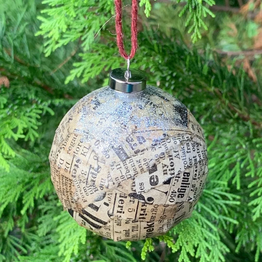 Julekugle med avis decoupage
