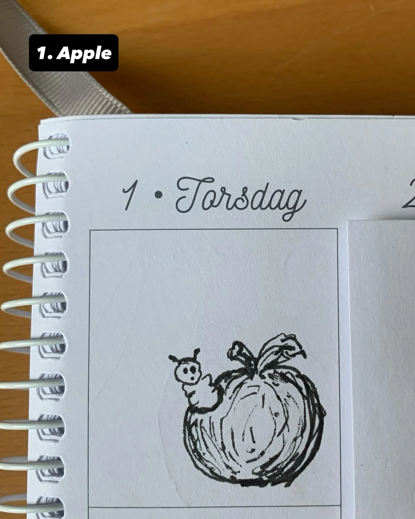 Her er de f&oslash;rste 9 tegninger fra min helt egen version af tegneudfordring: #Inktober2026.

Jeg tegner &eacute;n lille ting om dagen i et 4,5 x 4 cm felt i min kalender.
Det er lige pr&aelig;cis lille nok til, at jeg b&aring;de kan n&aring; at 