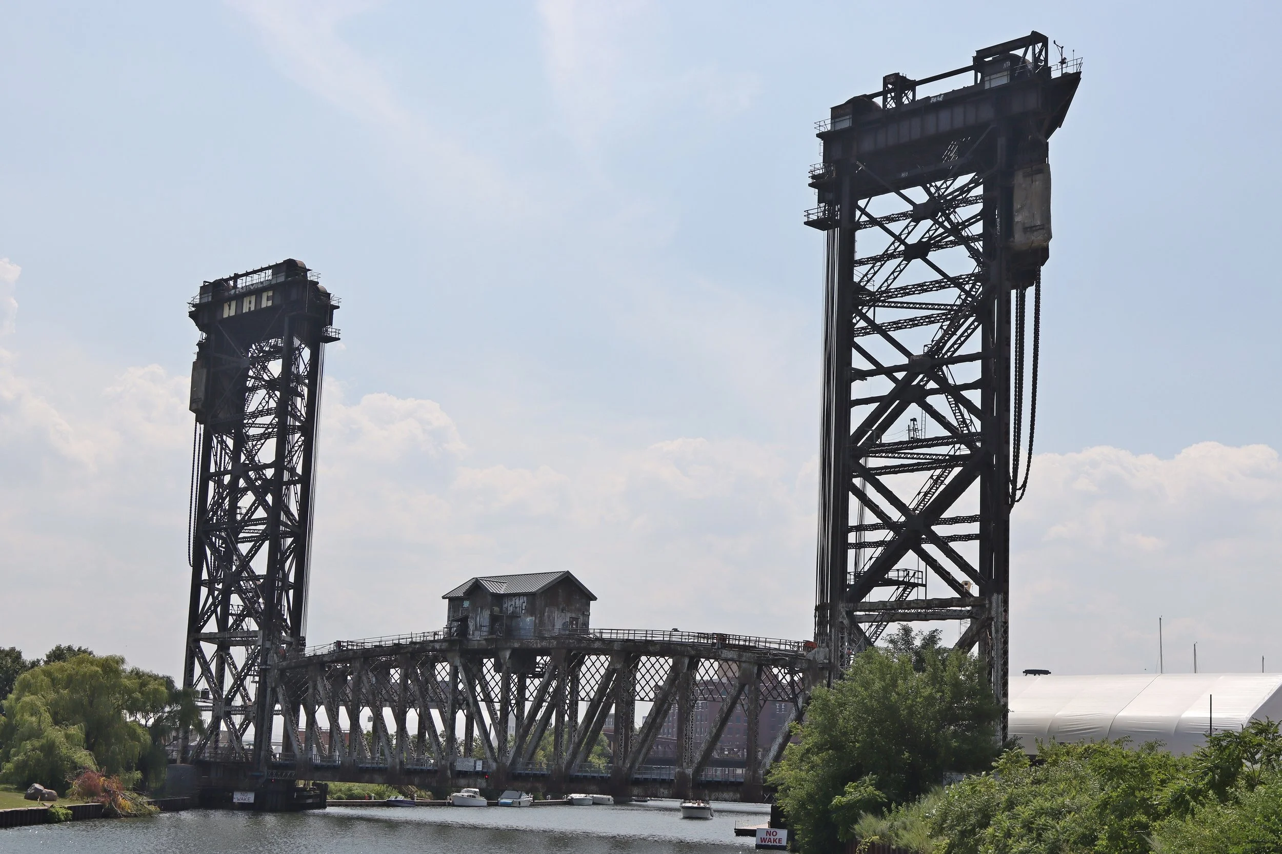 The whole centre of this bridge raises and lowers.