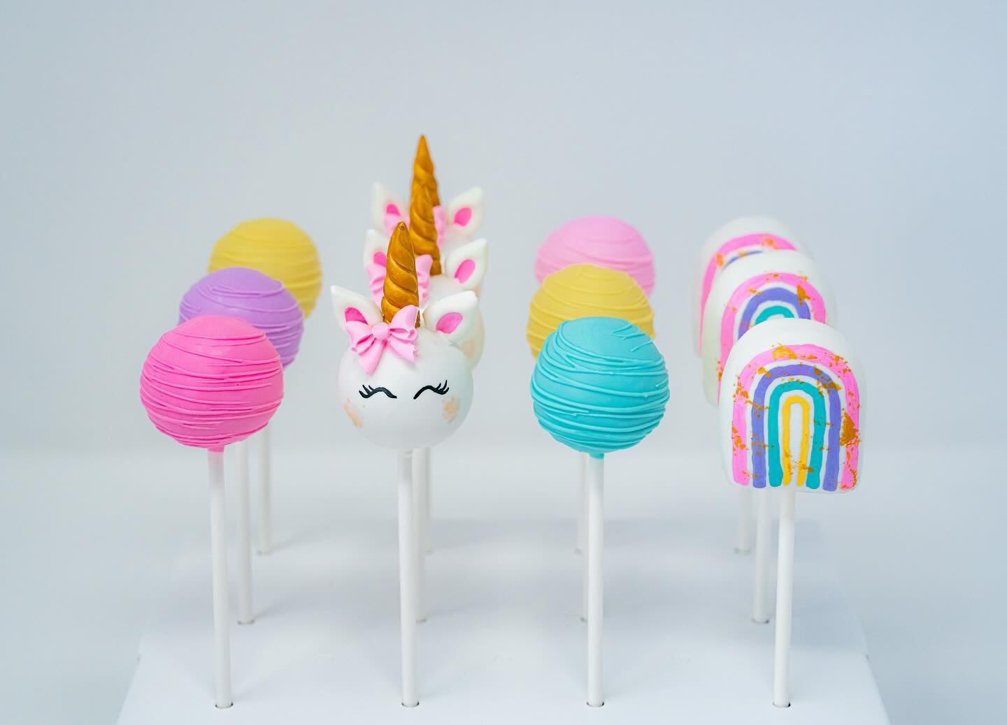 Diving into a world of pastel dreams and rainbow delights with these adorable unicorn cake pops! 🌈🦄✨ 
Let the birthday magic begin! 🎉🍭
~~~
#katespoperella #cakepops #happybirthday #sweettreats 
#unicorn #cakepopsofinstagram #custom #cakepop #cute