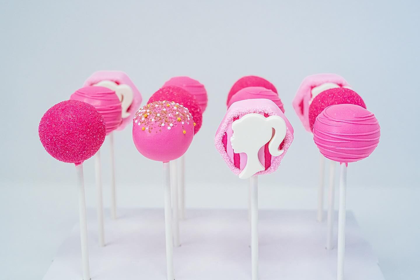 Turning four in Barbie style! 🎀✨ Celebrating with delicious Barbie-themed Cake Pops and all the pink glam!🍭🌸
~~~
#cakepops #katespoperella #cakepopsofinstagram #barbie 
#happybirthday #cakepop #homebaker #custom #sweet
#pink #bakery #sweettooth #b