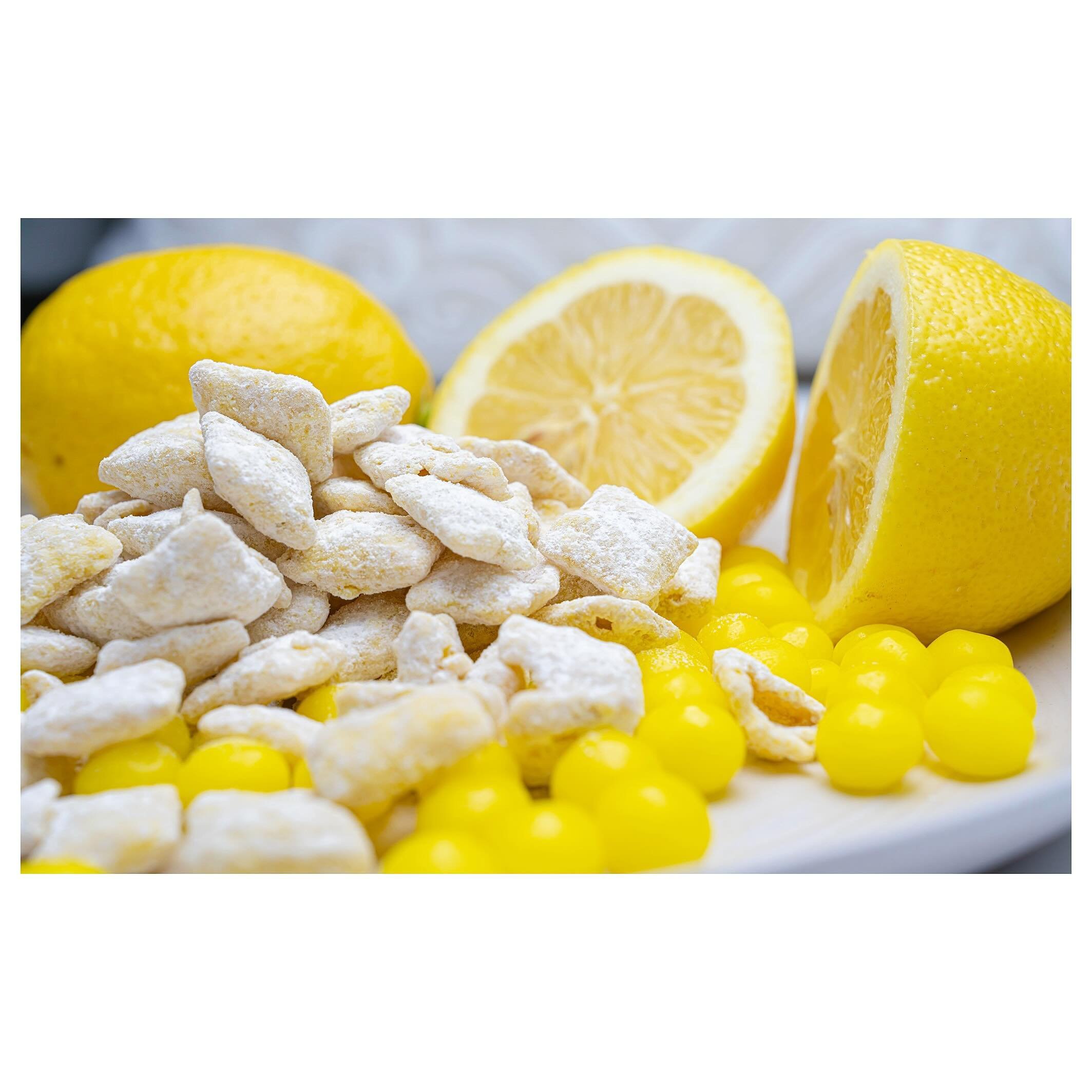 Indulge in a burst of tangy sweetness with our irresistible lemon Puppy Chow! 🍋✨ The perfect snack to satisfy your cravings and brighten your day!☀️🫶🏻
~~~
#lemon #flavoredpuppychow #katespoperella #sweets
#homebaker #snacktime #sweettreats #inthek