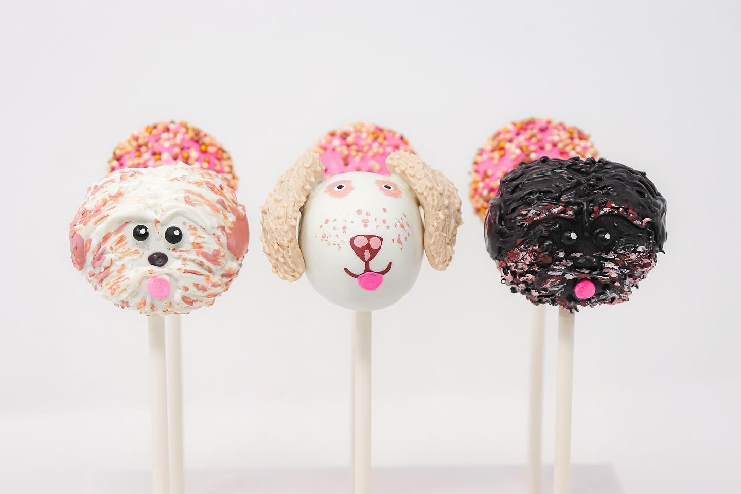 Barking up the right tree with these adorable dog-themed Cake Pops! 🐾🍰 Indulge in some puppy love with every bite!
~~~
#cakepop #katespoperella #sweettreats #handmade #cute
#cakepopsofinstagram #dogs #cakepops #bakery #yum
#homebaker #bismarcknd #m