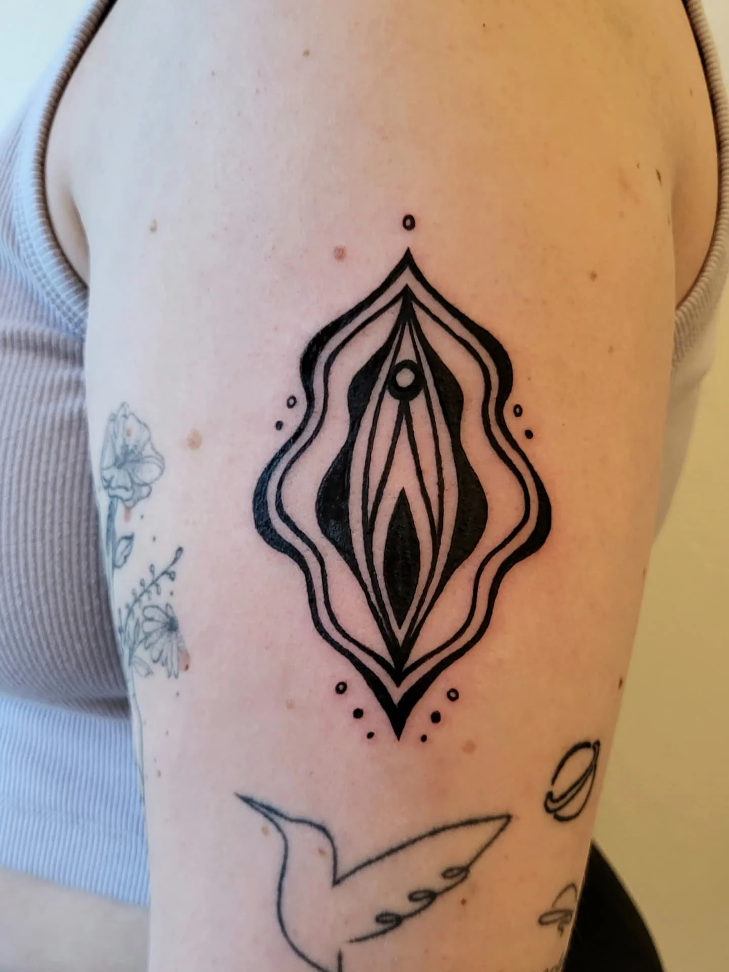 A vulva tattoo for @likejustcallmeviki ✨️ And she even brought me flowers!! 

This was the last tattoo before my two week trip to Switzerland, but in September I have lots of availability! Send me a message to book a tattoo appointment with me at @in